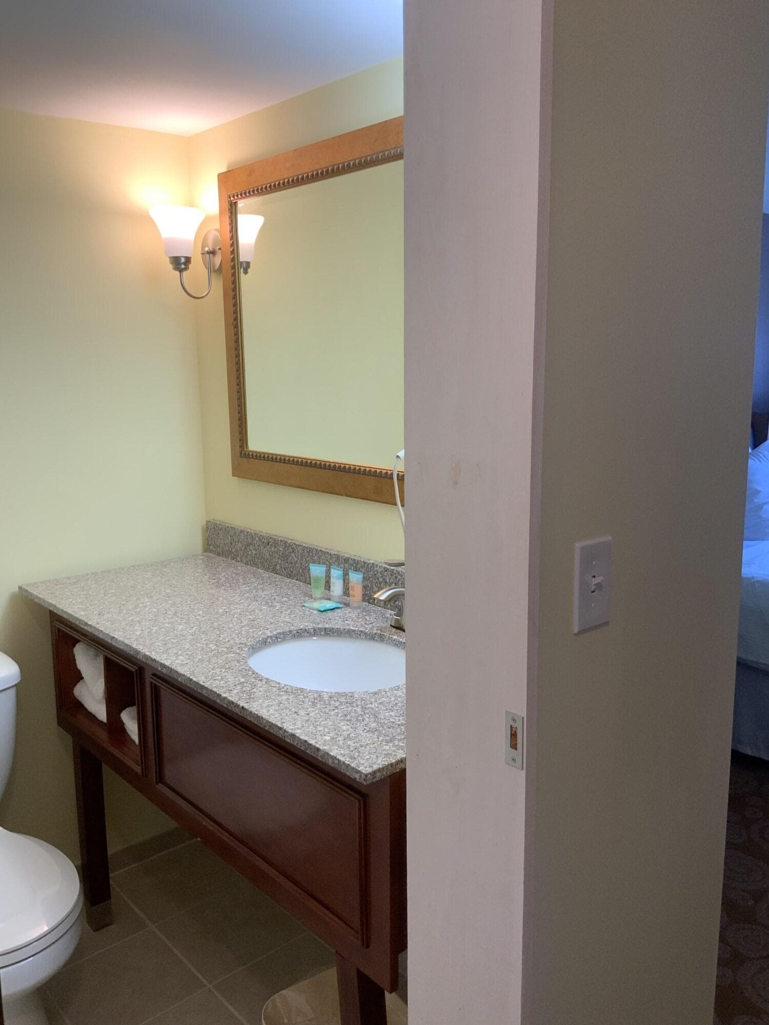 The Lakeside Inn, Room