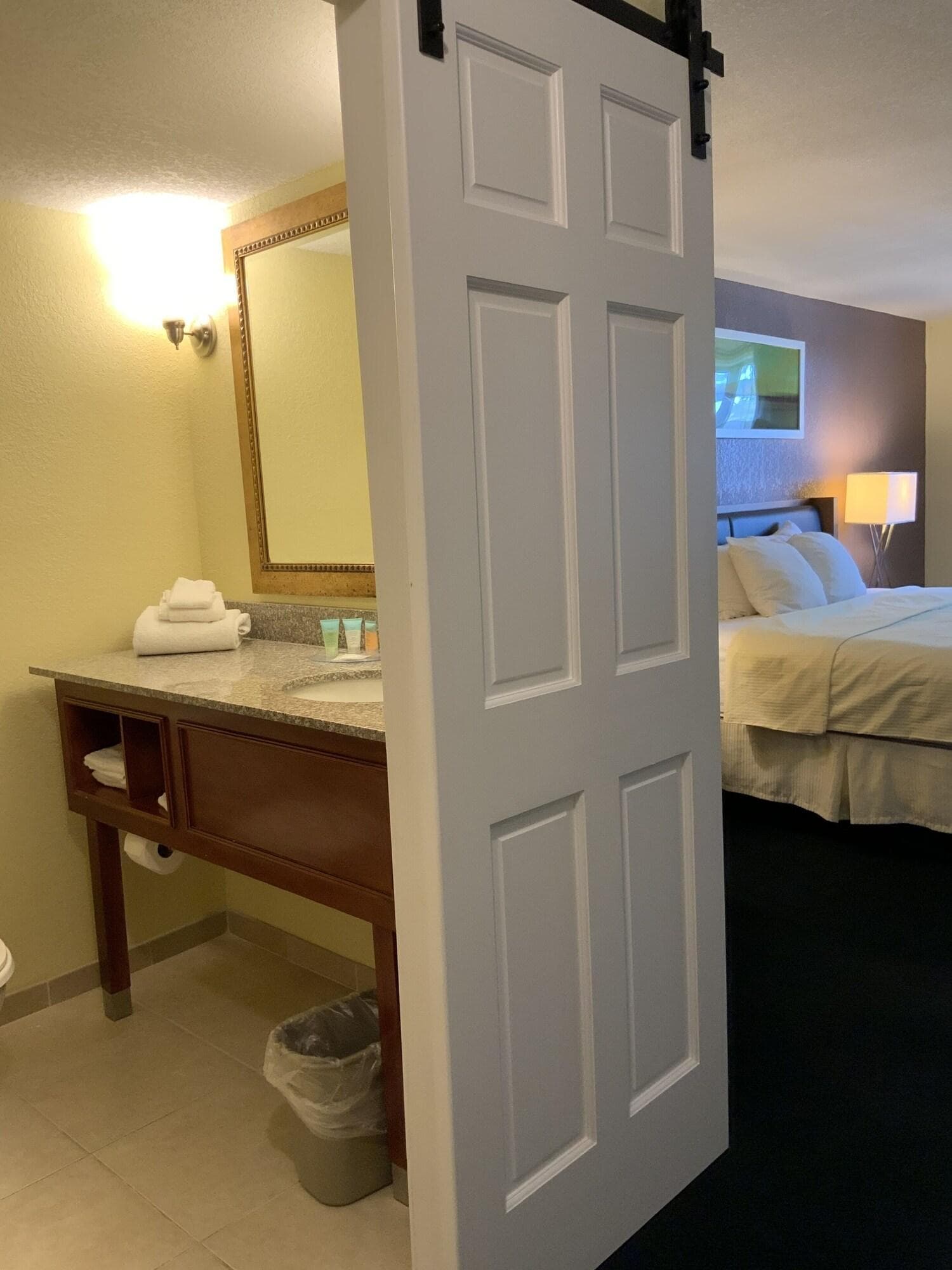 The Lakeside Inn, Room