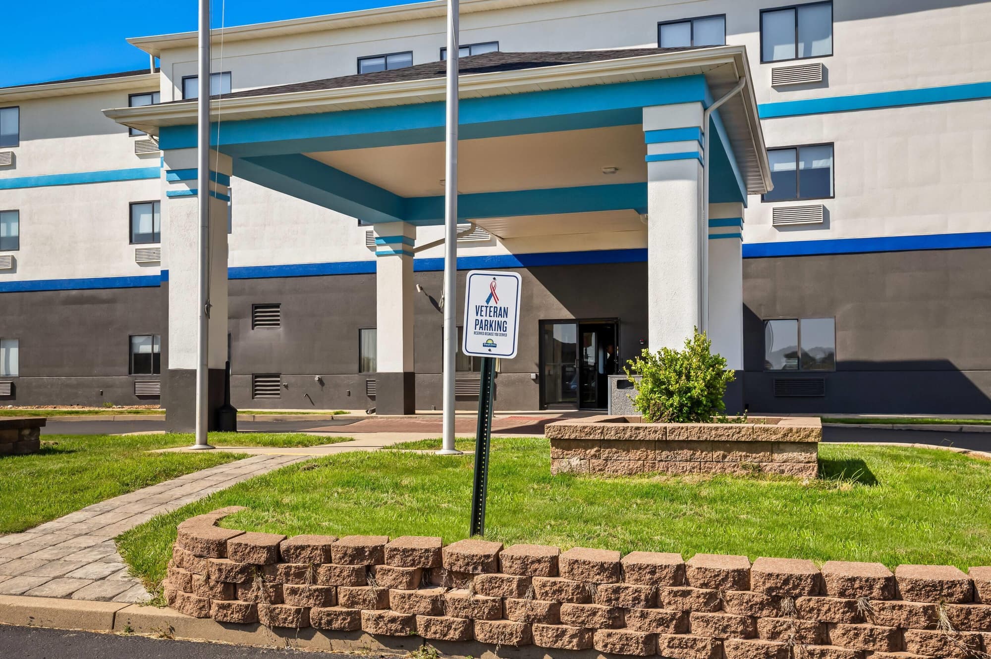 Days Inn by Wyndham Collinsville, General view