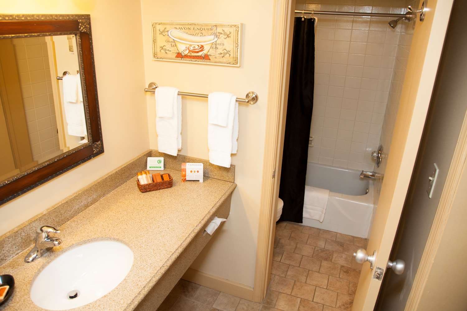 Genetti Hotel, SureStay Collection by Best Western, Room