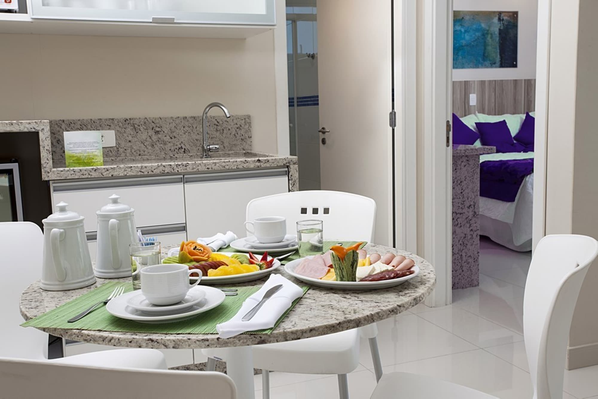 Slaviero Ingleses Convention, Room