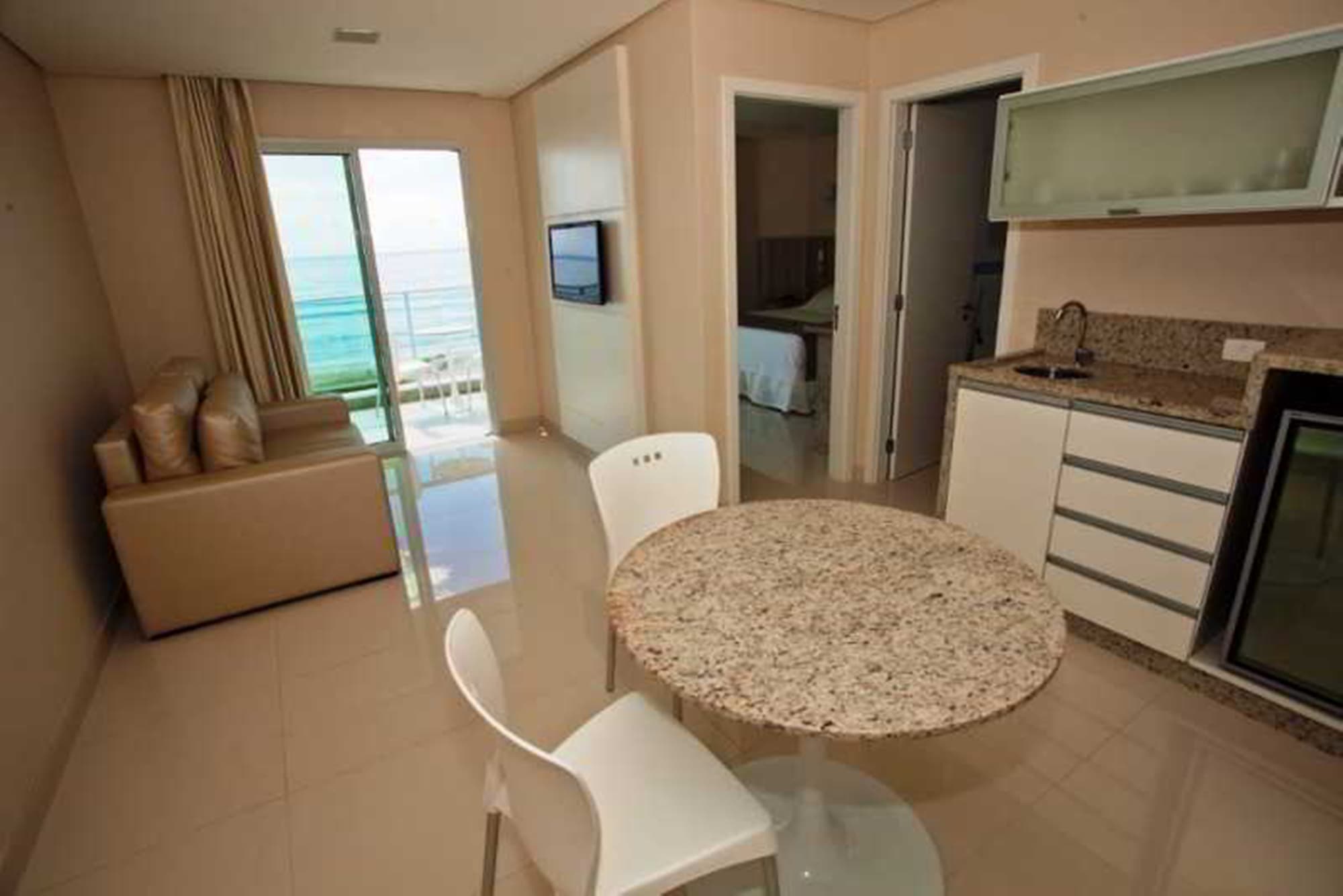 Slaviero Ingleses Convention, Room