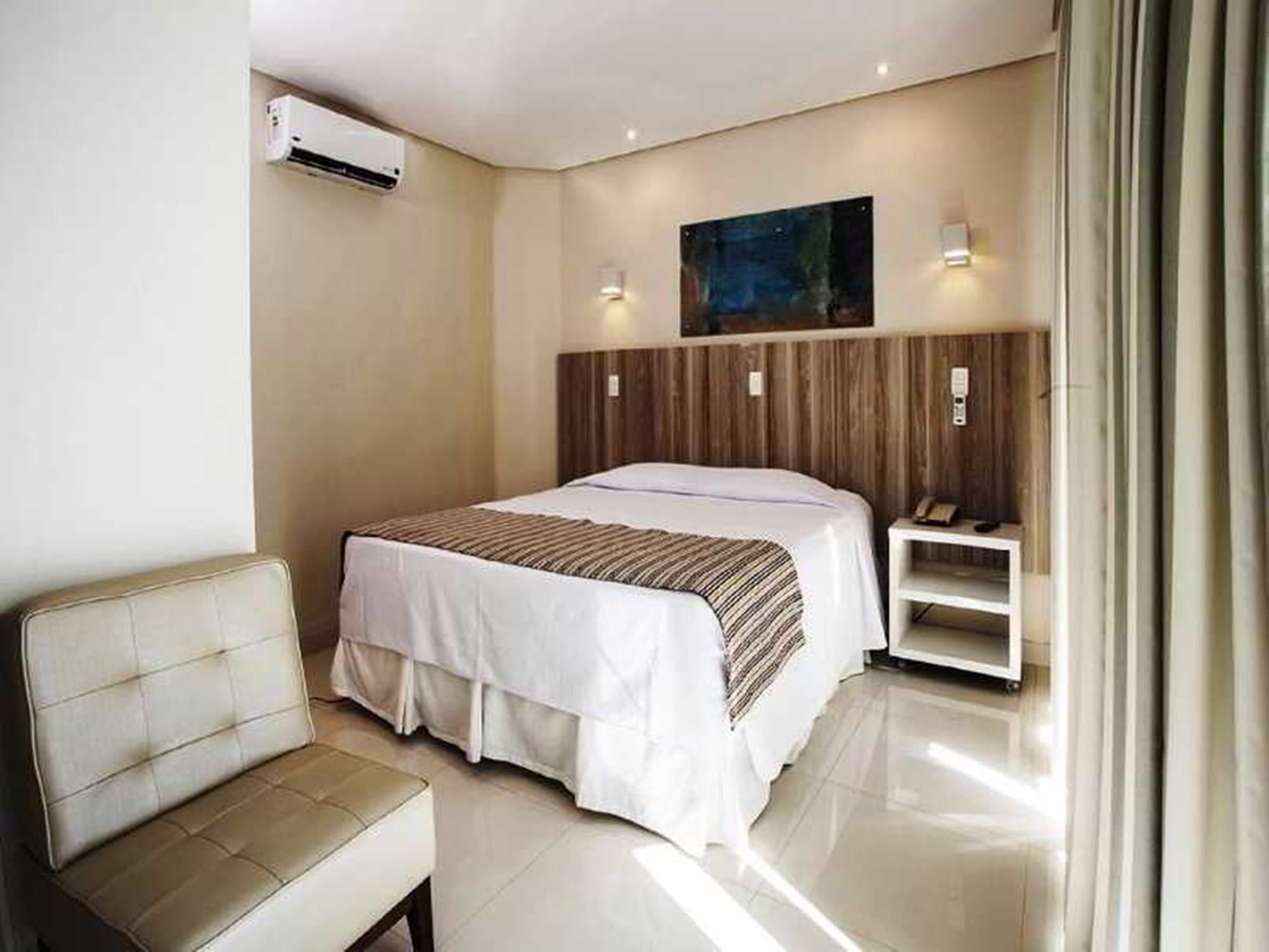 Slaviero Ingleses Convention, Room