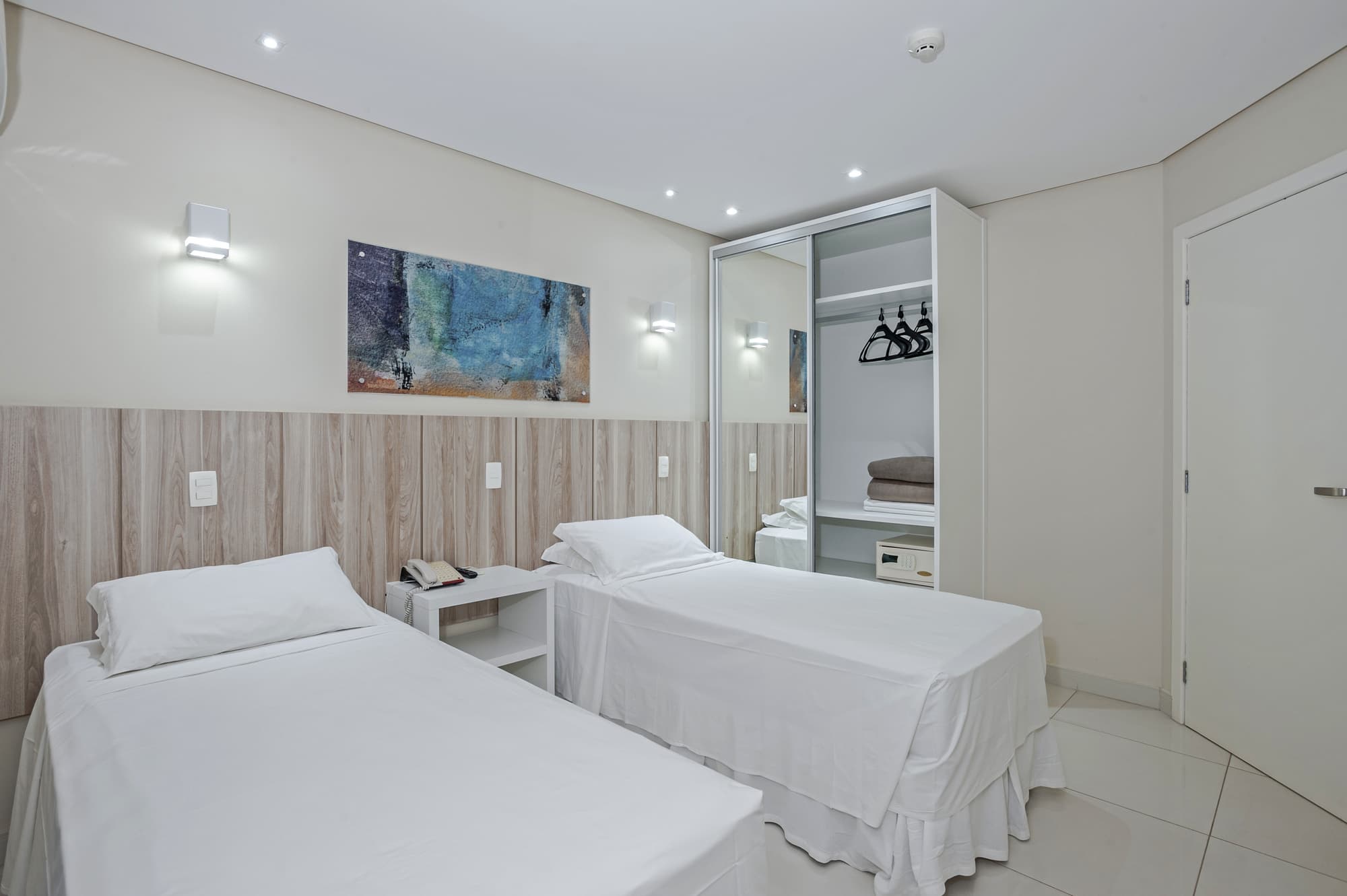 Slaviero Ingleses Convention, Room