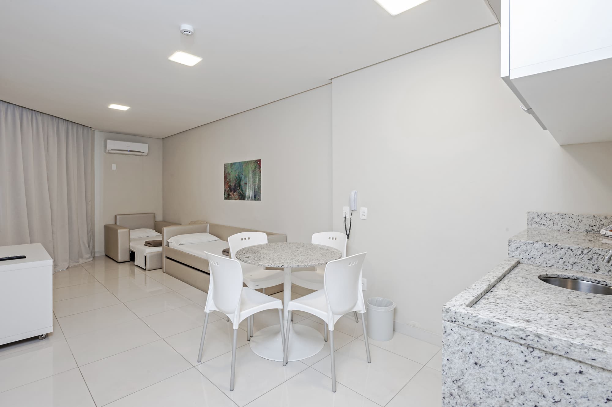 Slaviero Ingleses Convention, Room