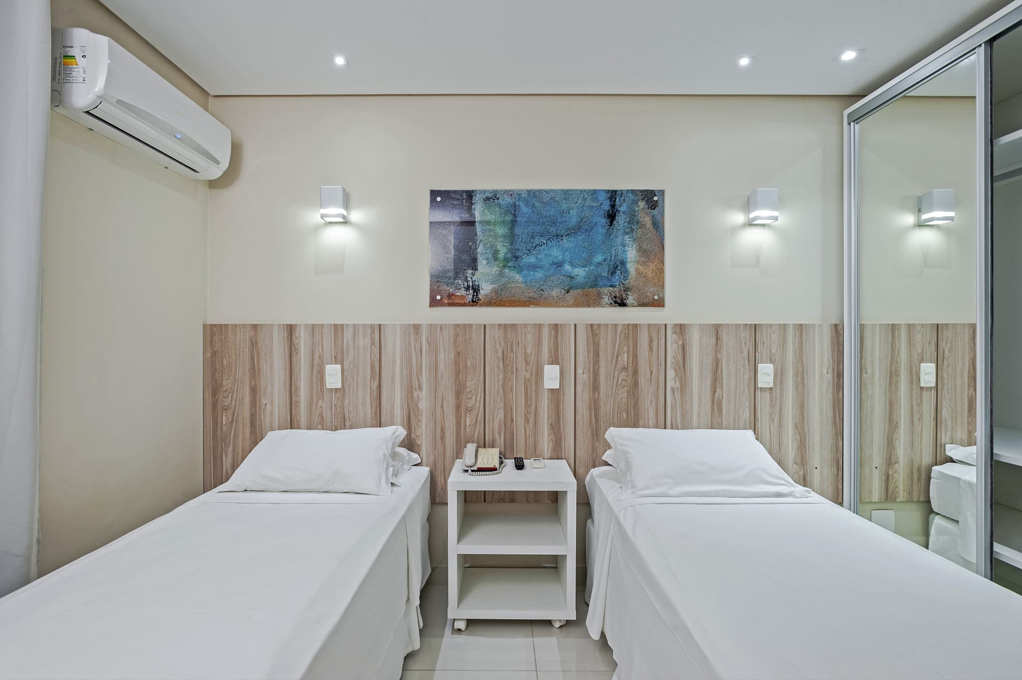 Slaviero Ingleses Convention, Room