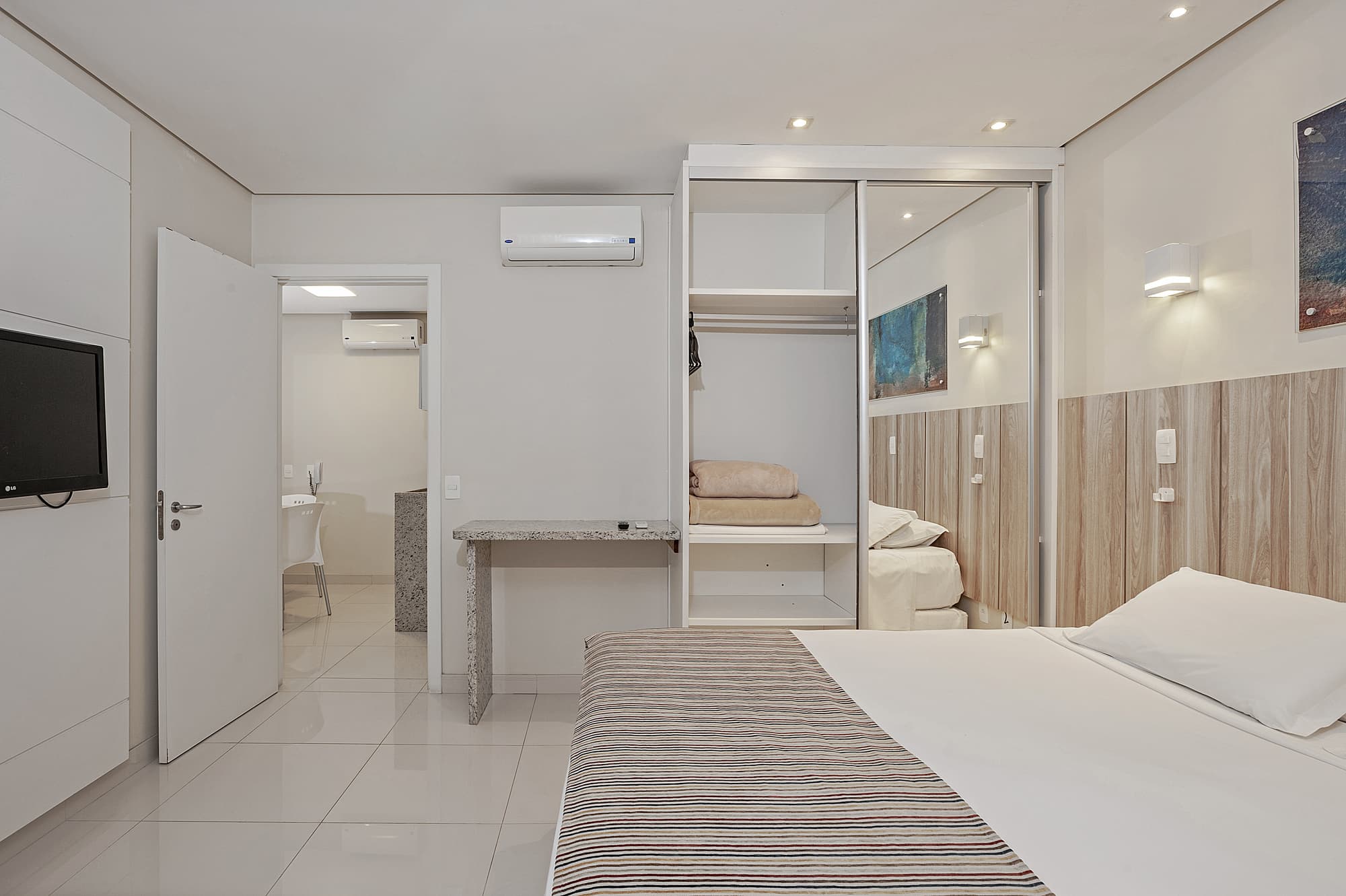 Slaviero Ingleses Convention, Room