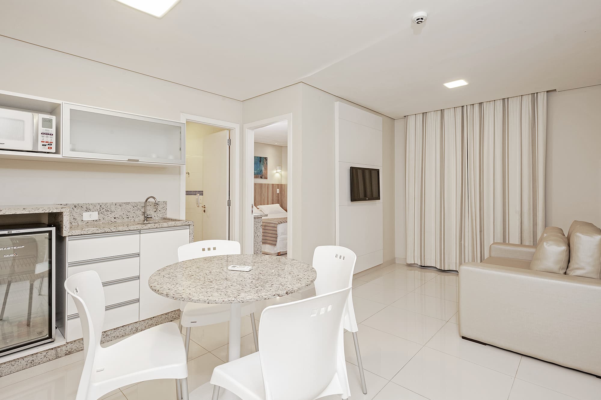 Slaviero Ingleses Convention, Room