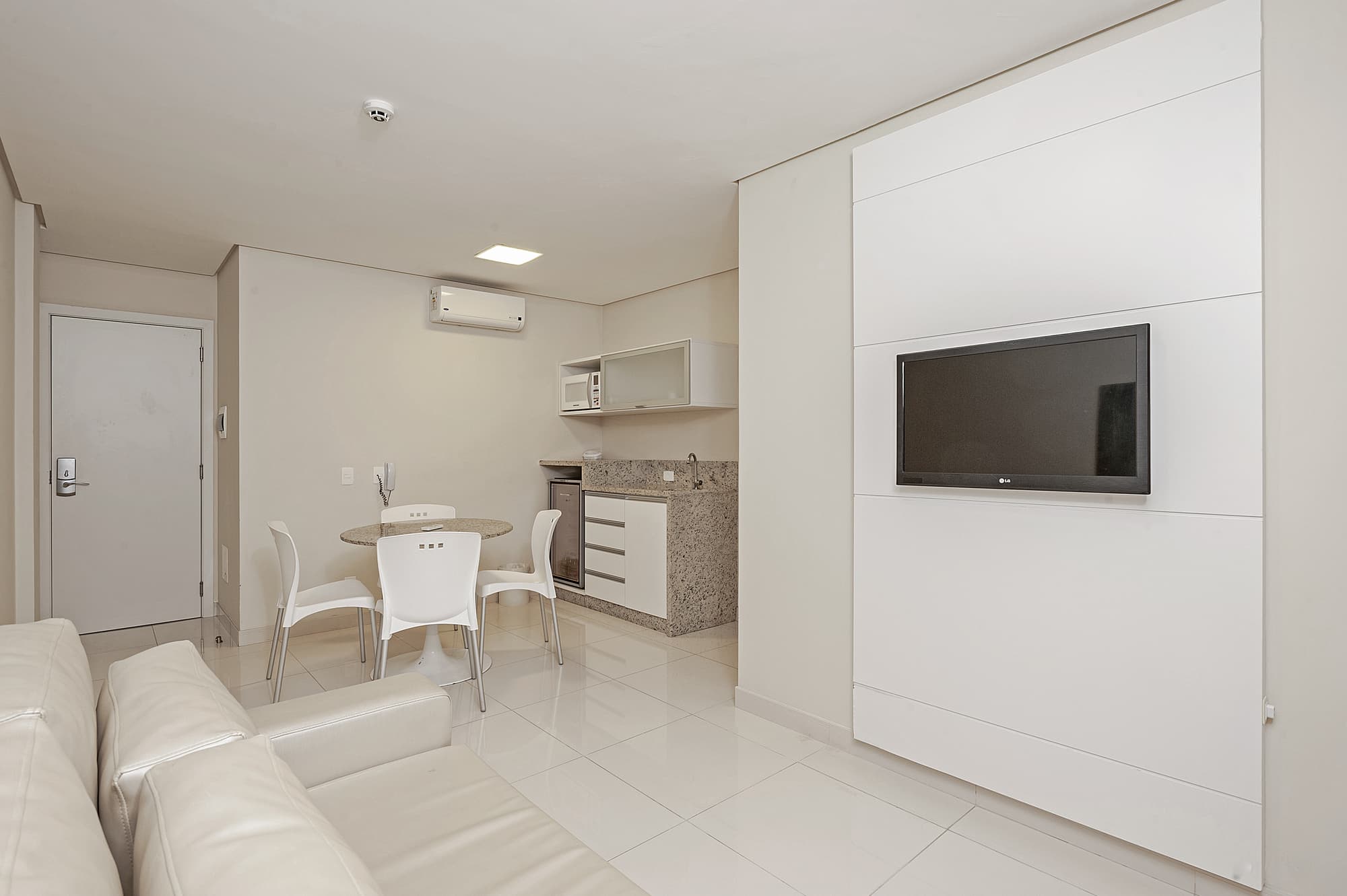 Slaviero Ingleses Convention, Room