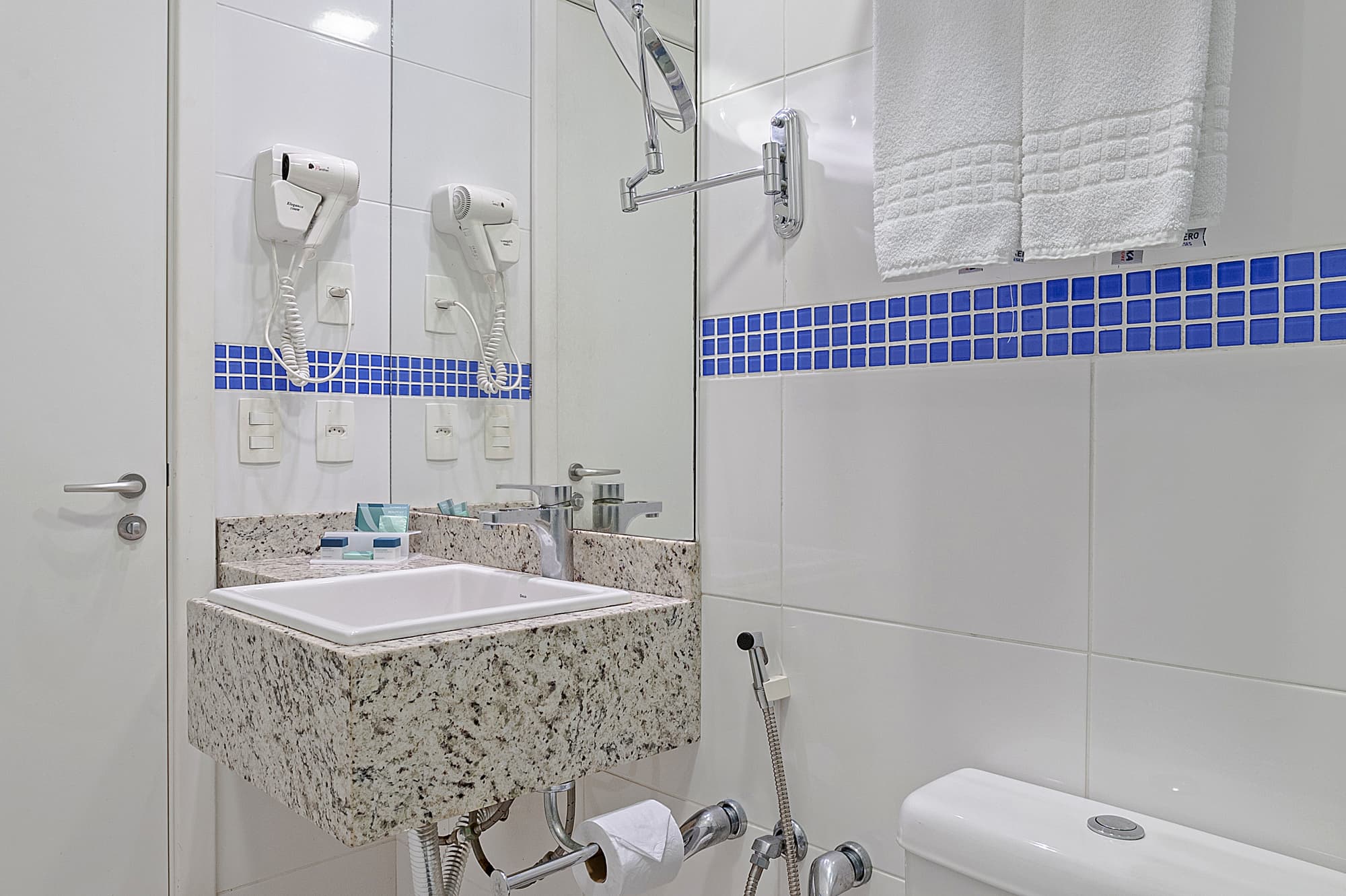 Slaviero Ingleses Convention, Room