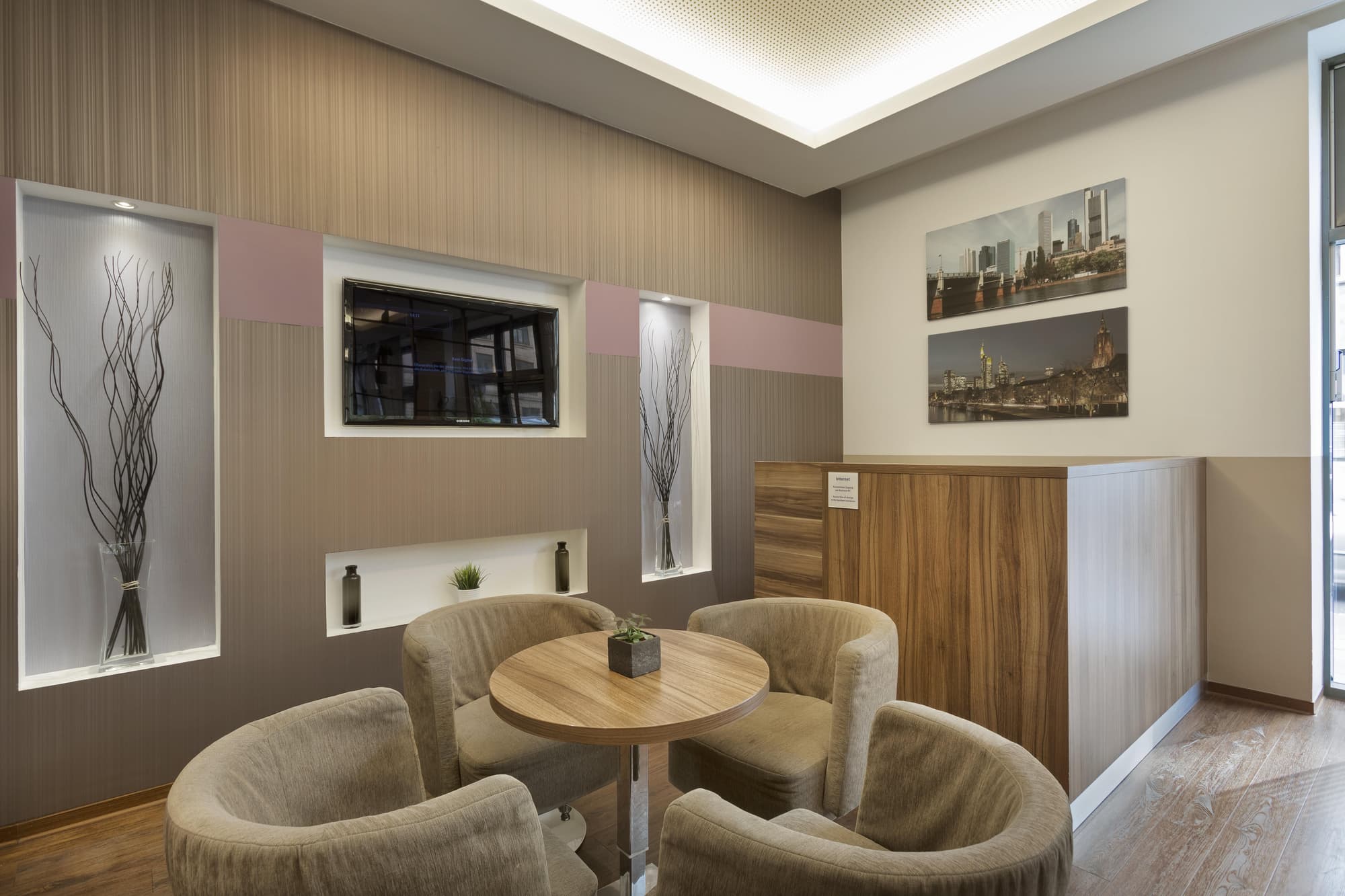 Premier Inn Frankfurt City Centre, Lobby