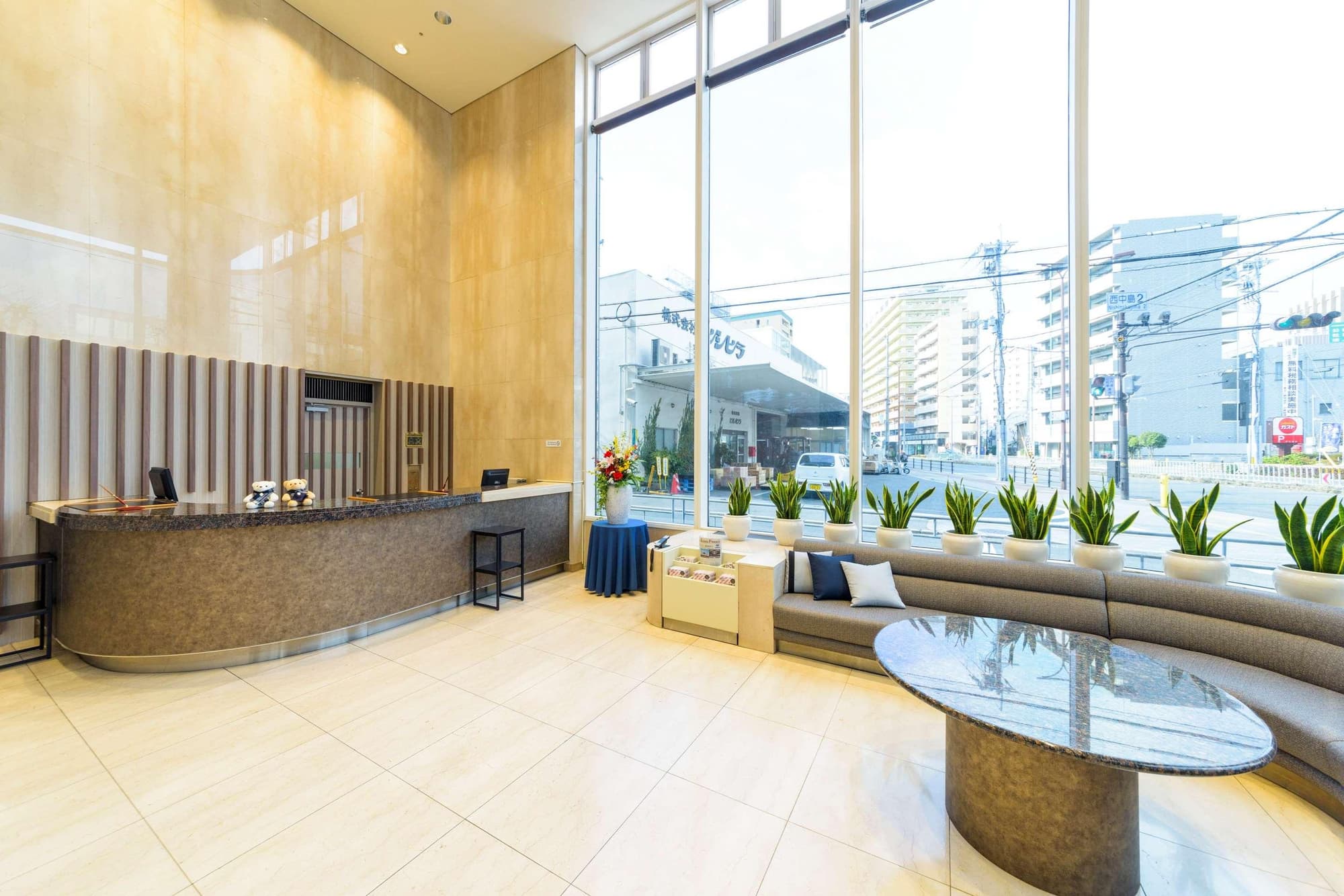 SureStay Plus by Best Western Shin-Osaka, Lobby