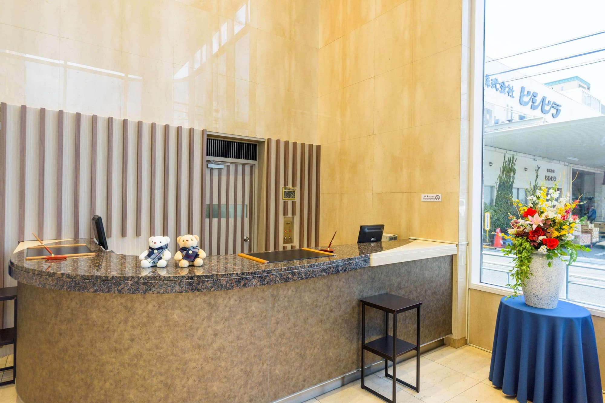 SureStay Plus by Best Western Shin-Osaka, Lobby