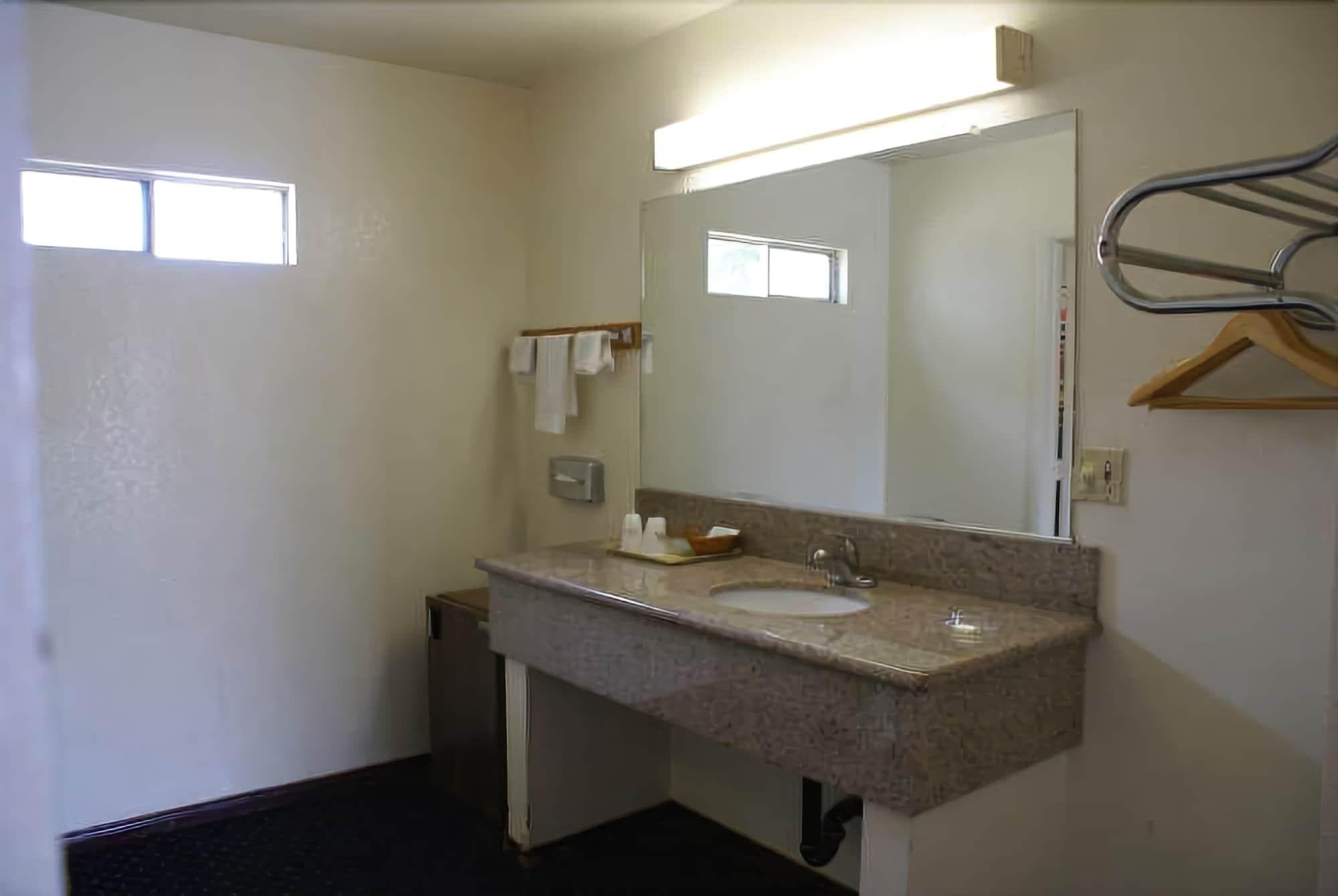 American Inn & Suites LAX Airport, Room