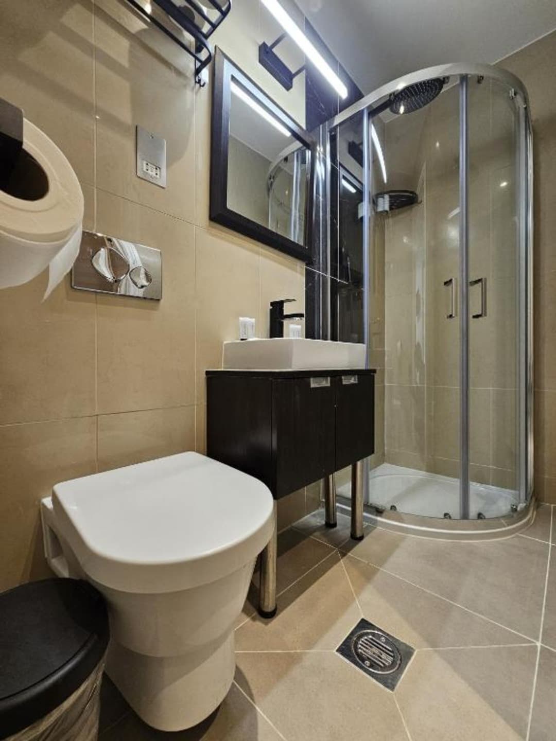 The Cromwell Crown, Room