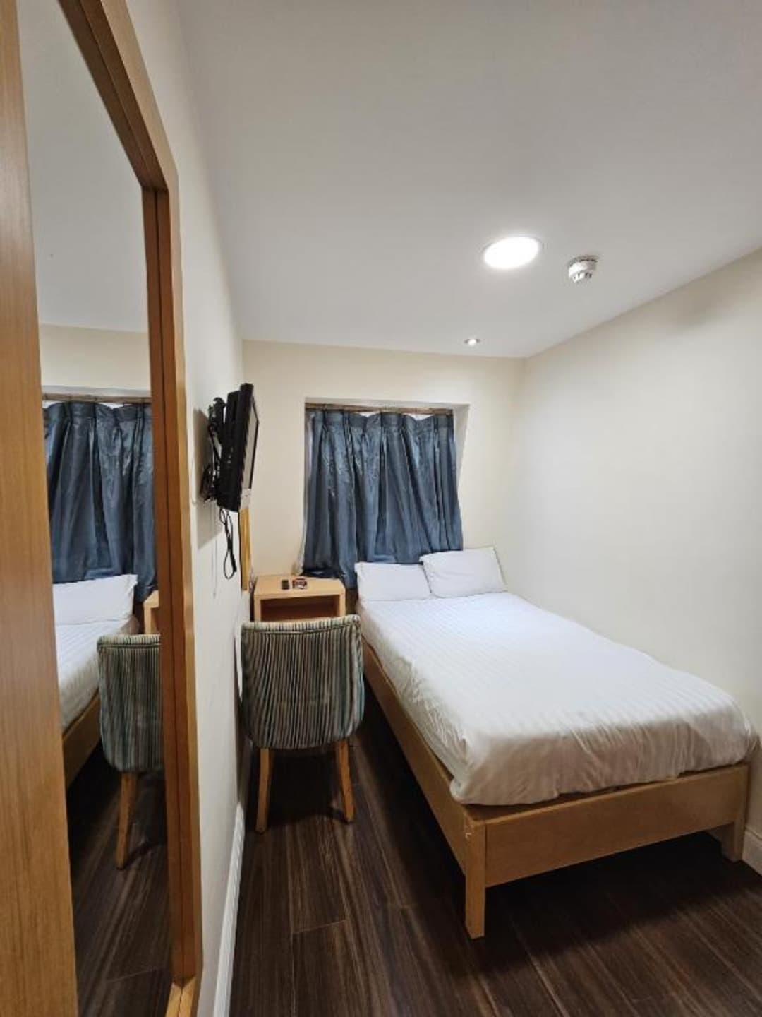 The Cromwell Crown, Room