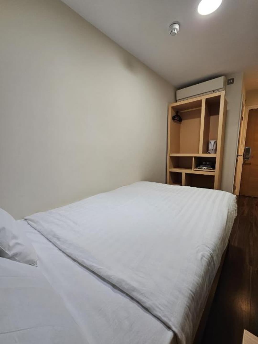 The Cromwell Crown, Room