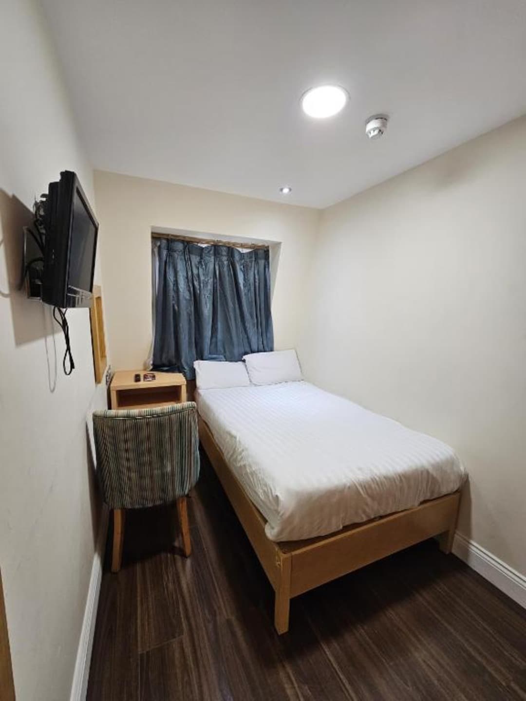 The Cromwell Crown, Room