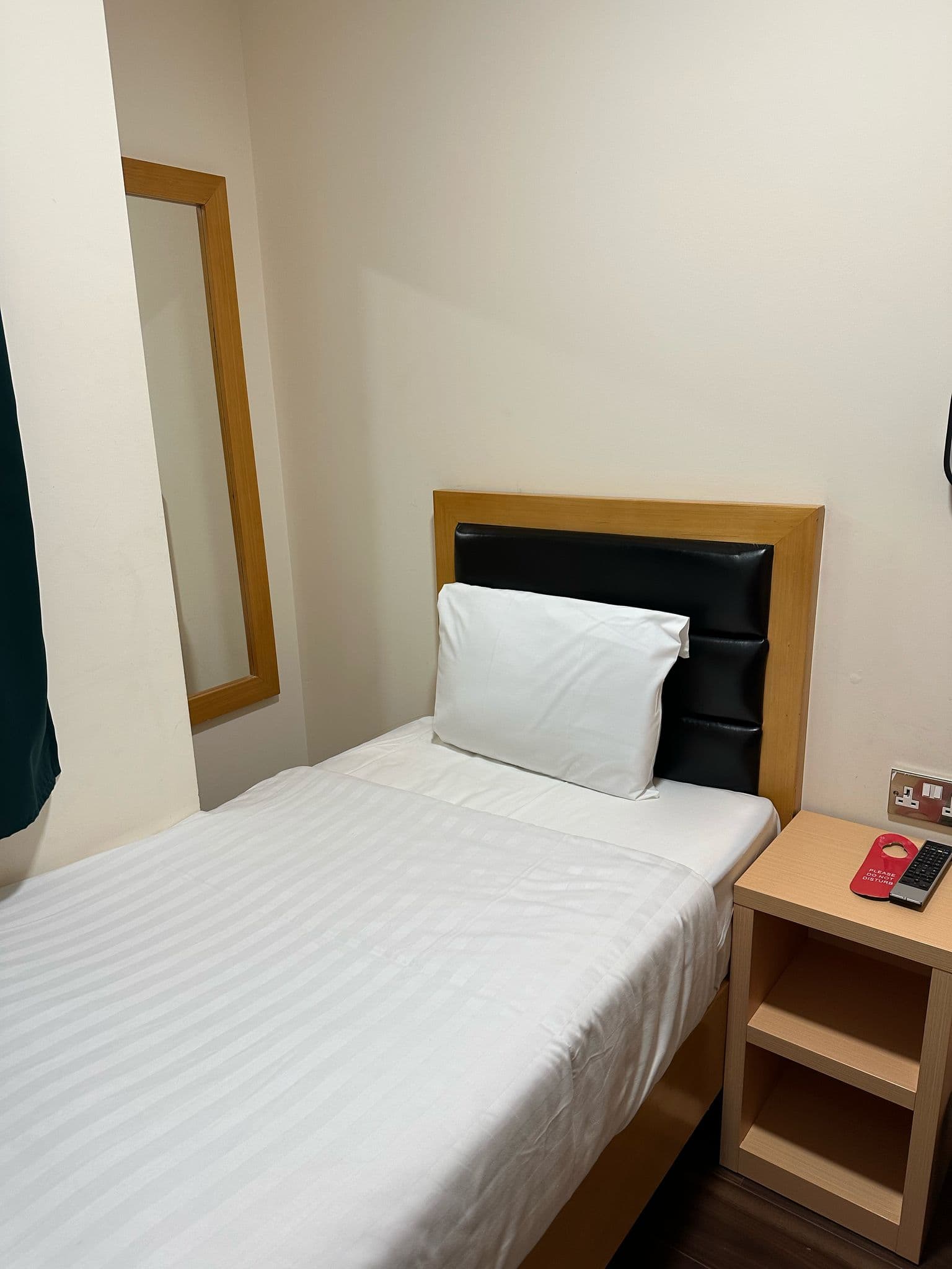 The Cromwell Crown, Room