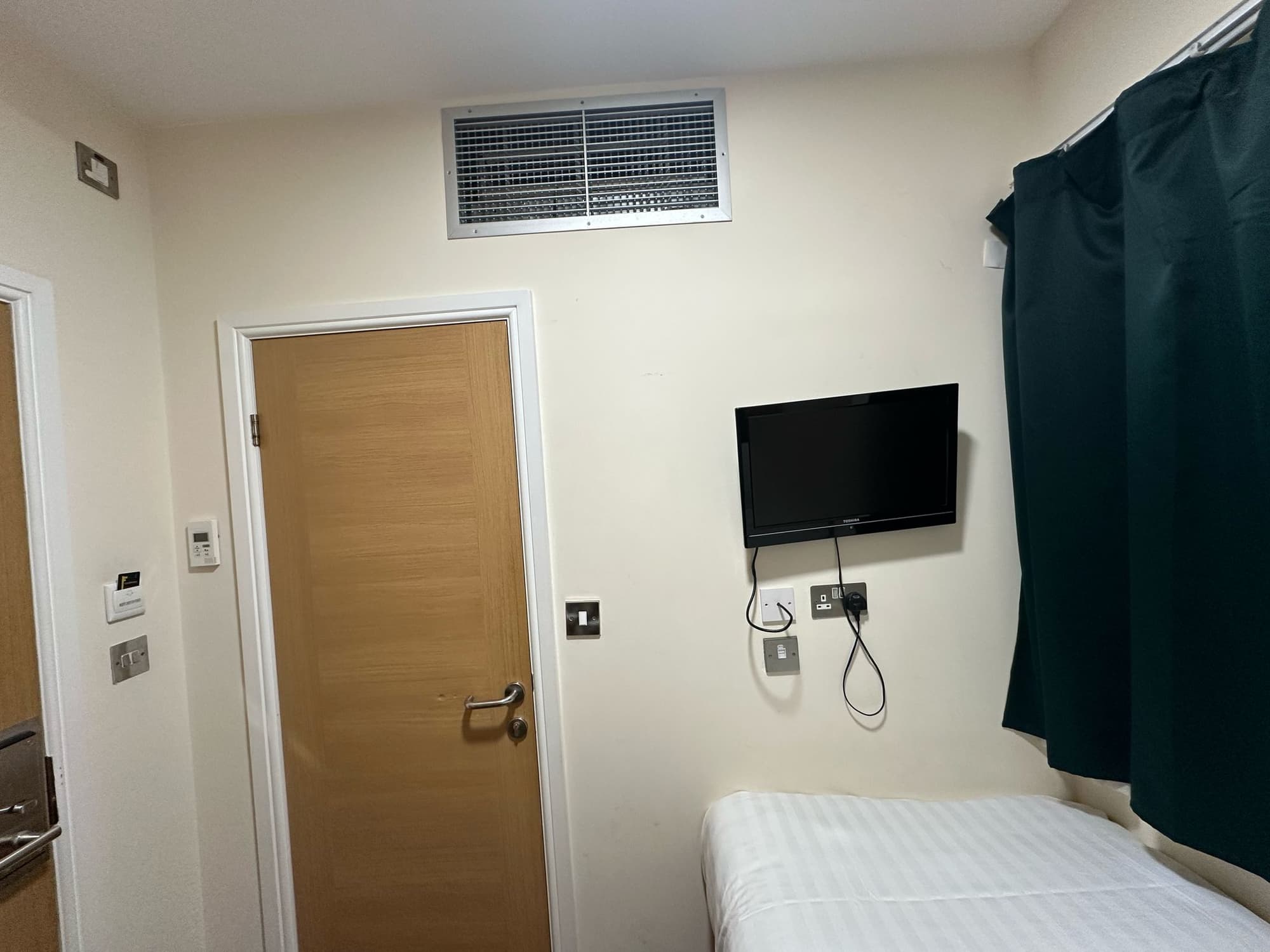 The Cromwell Crown, Room