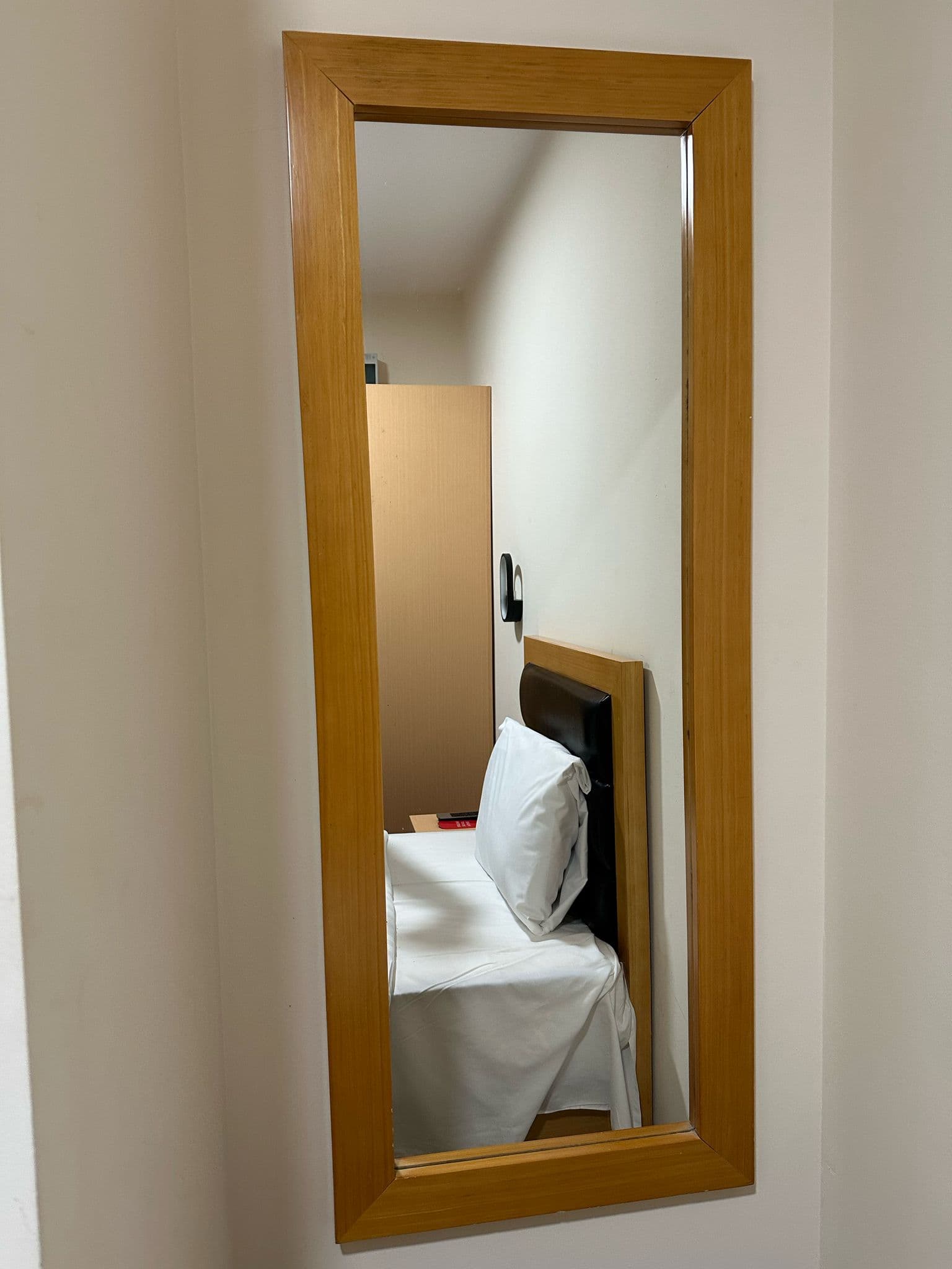 The Cromwell Crown, Room