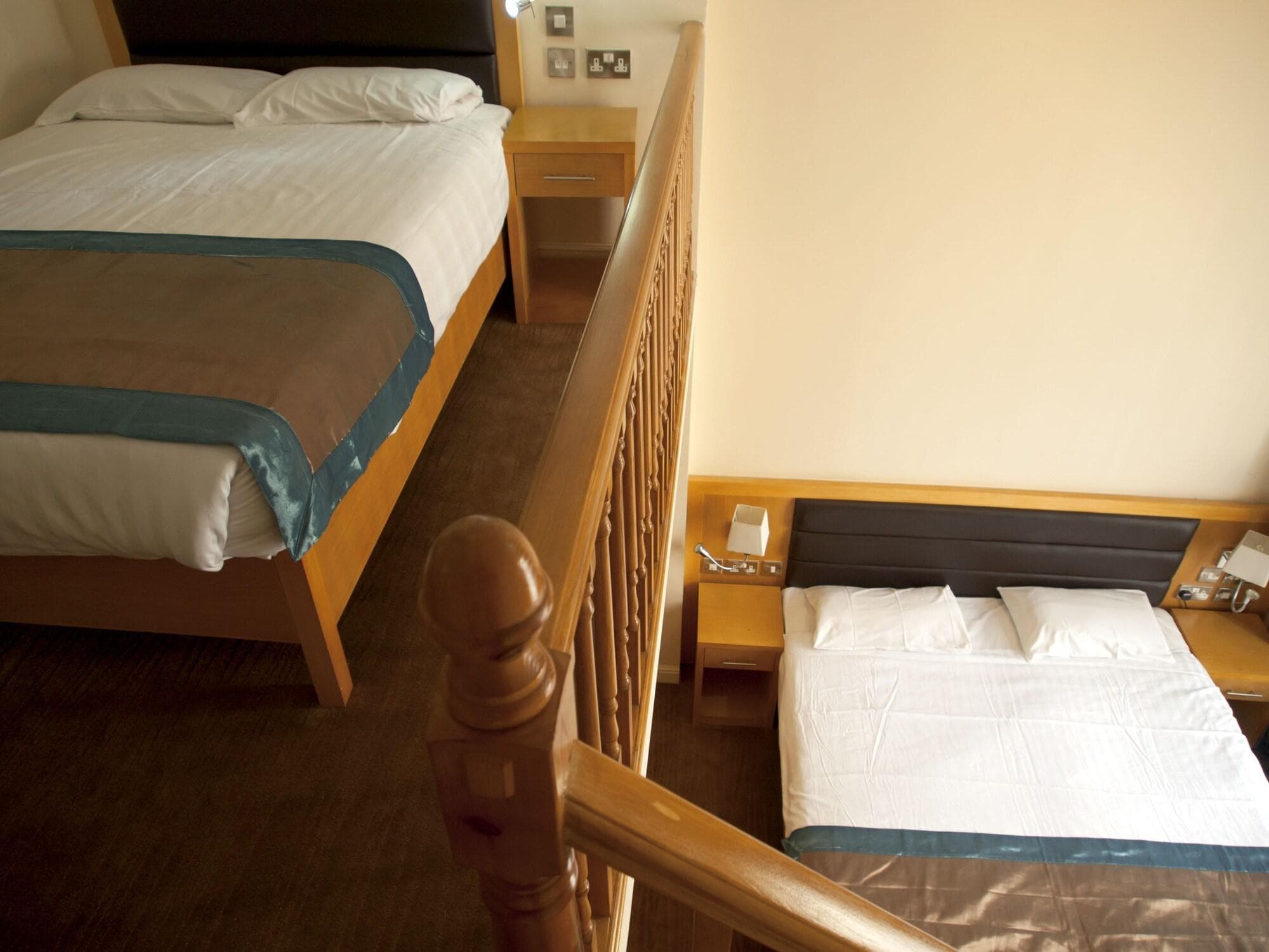 The Cromwell Crown, Room