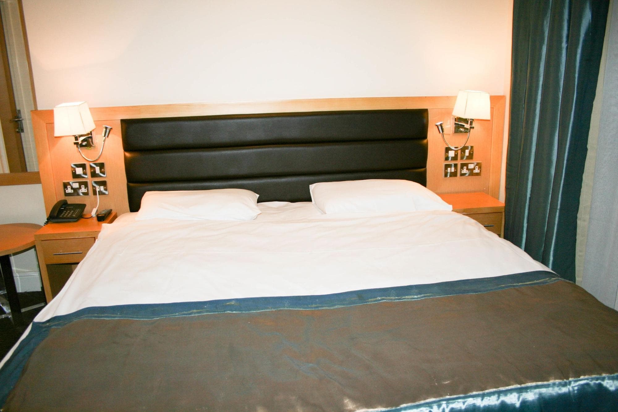 The Cromwell Crown, Room