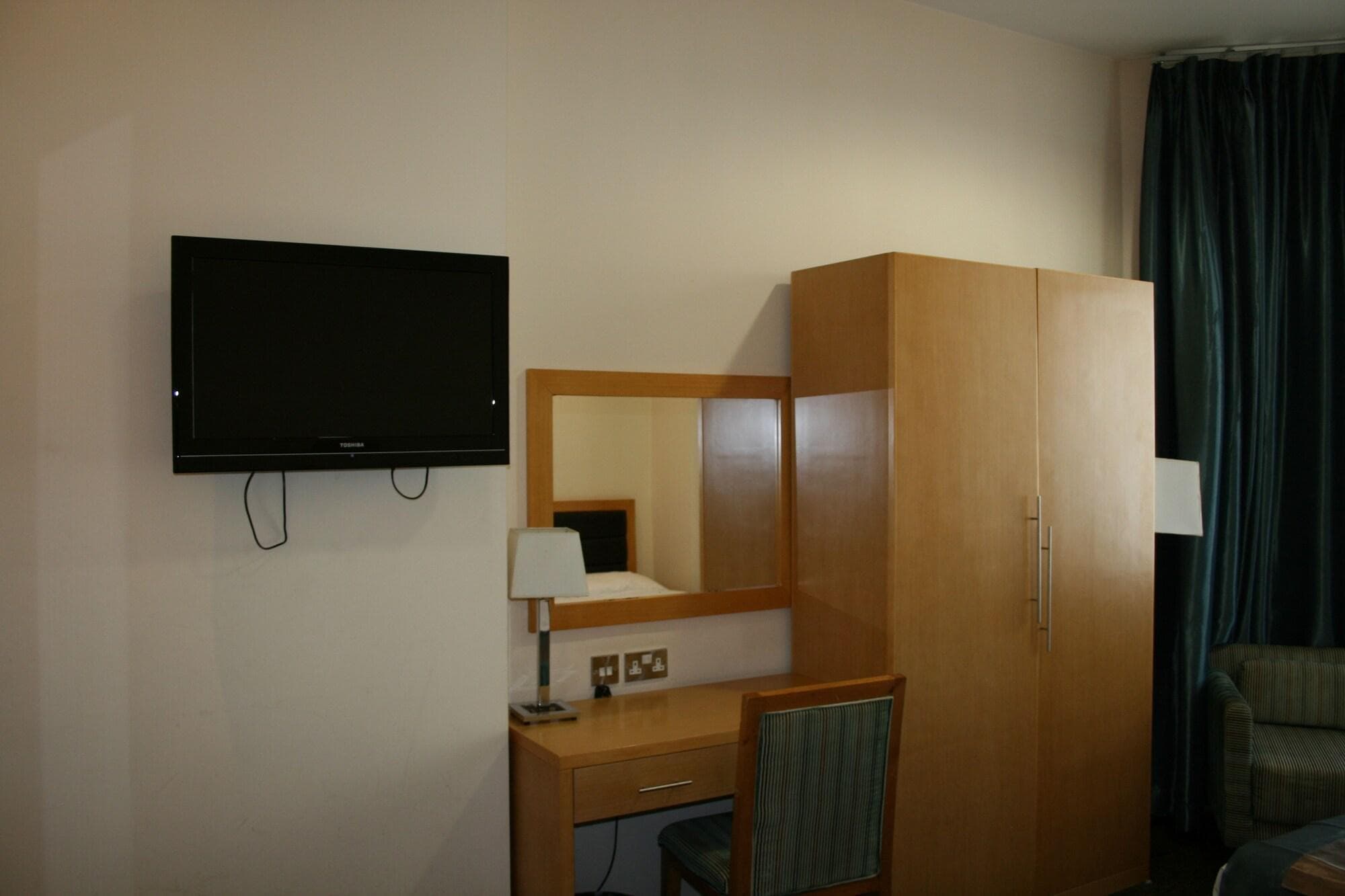 The Cromwell Crown, Room