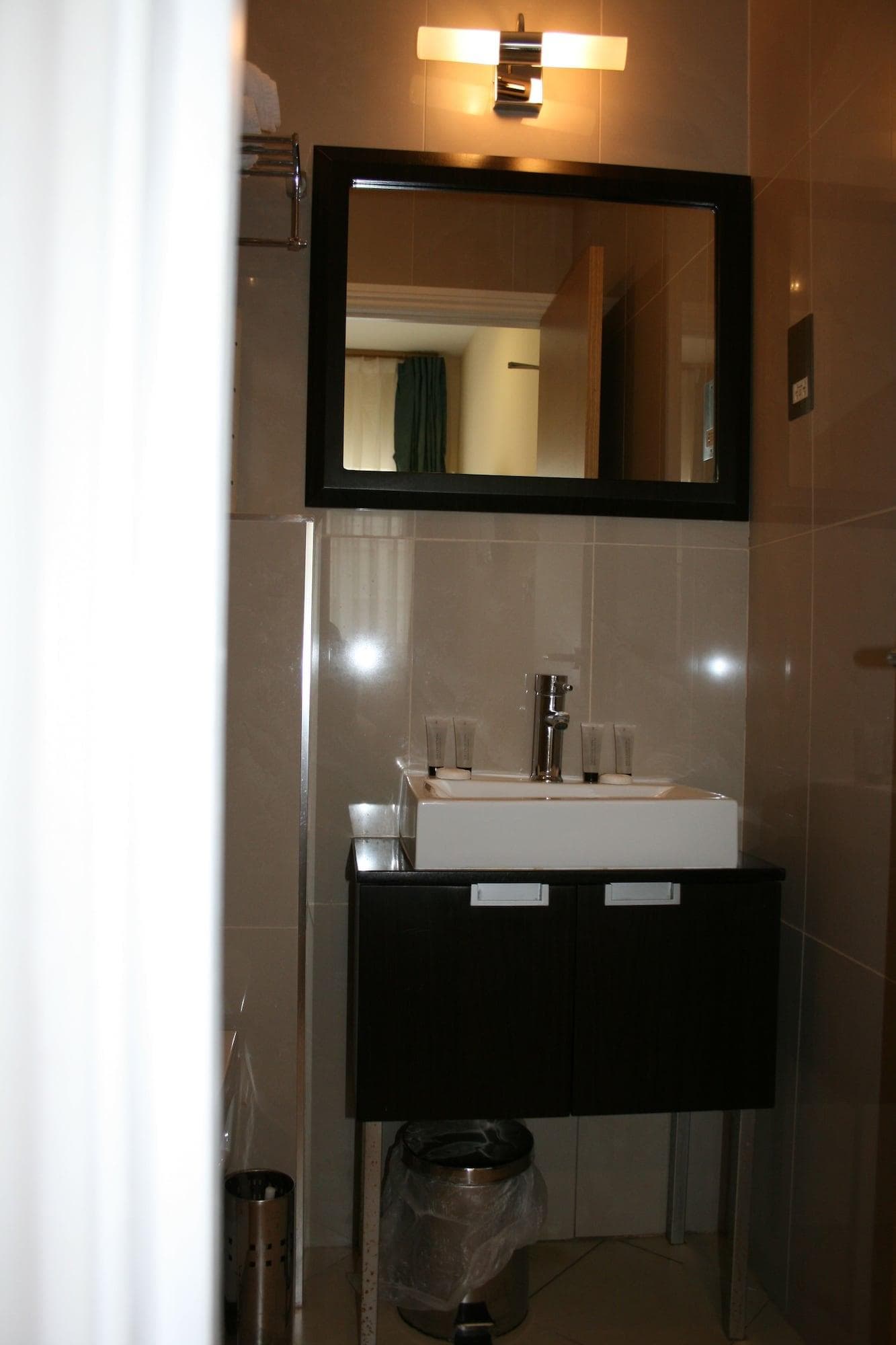 The Cromwell Crown, Room