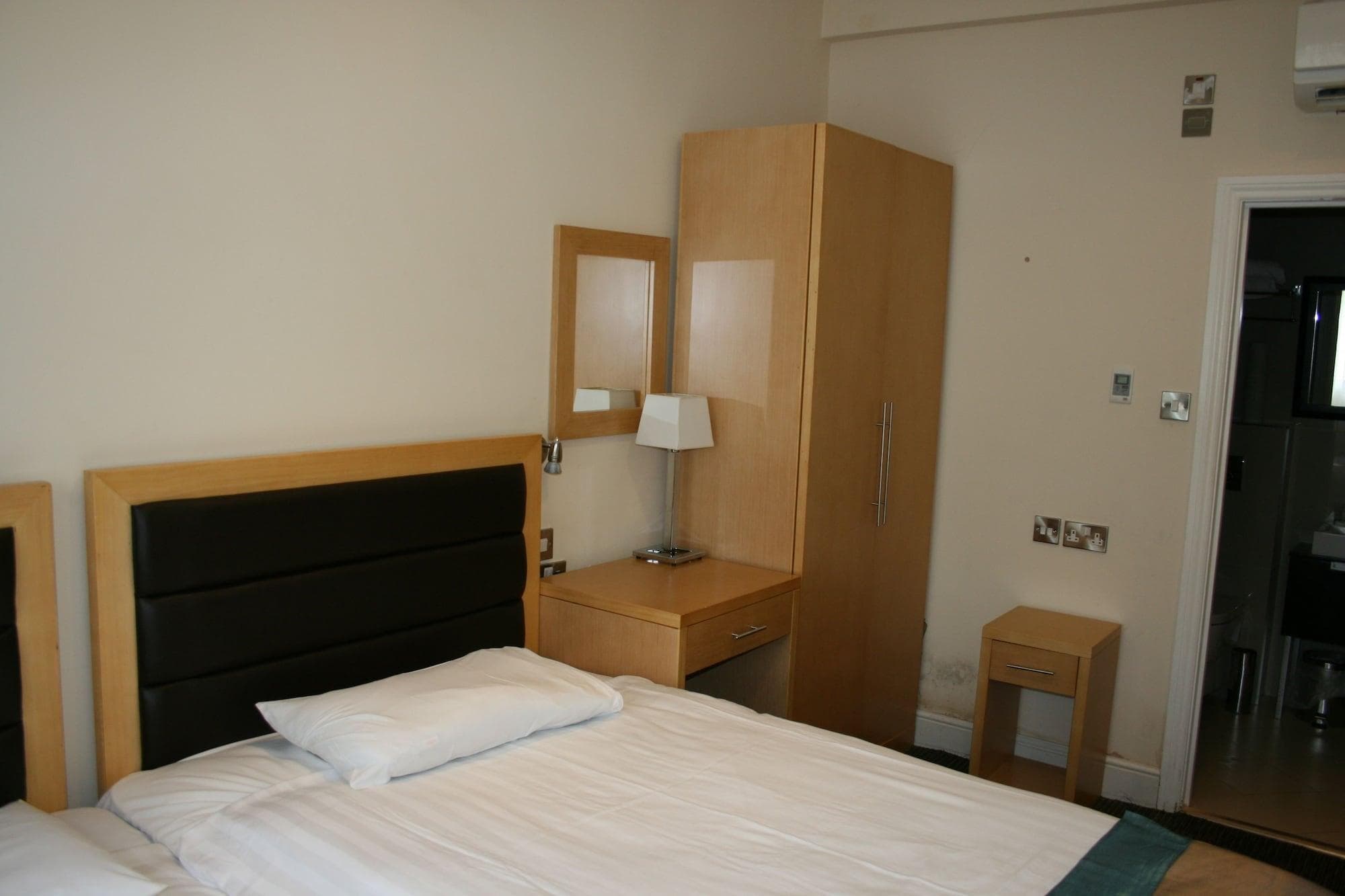 The Cromwell Crown, Room