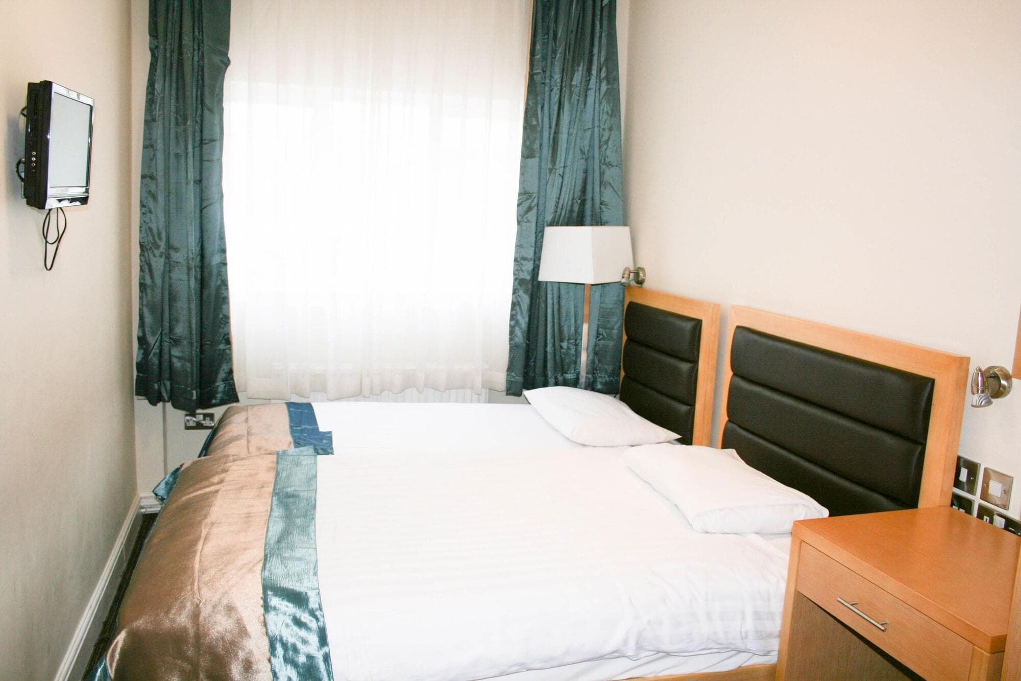 The Cromwell Crown, Room