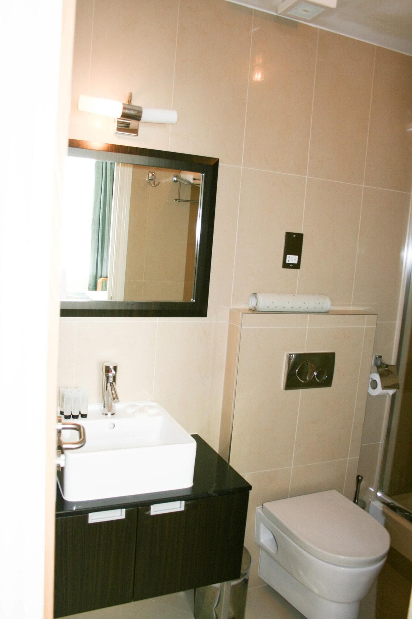 The Cromwell Crown, Room