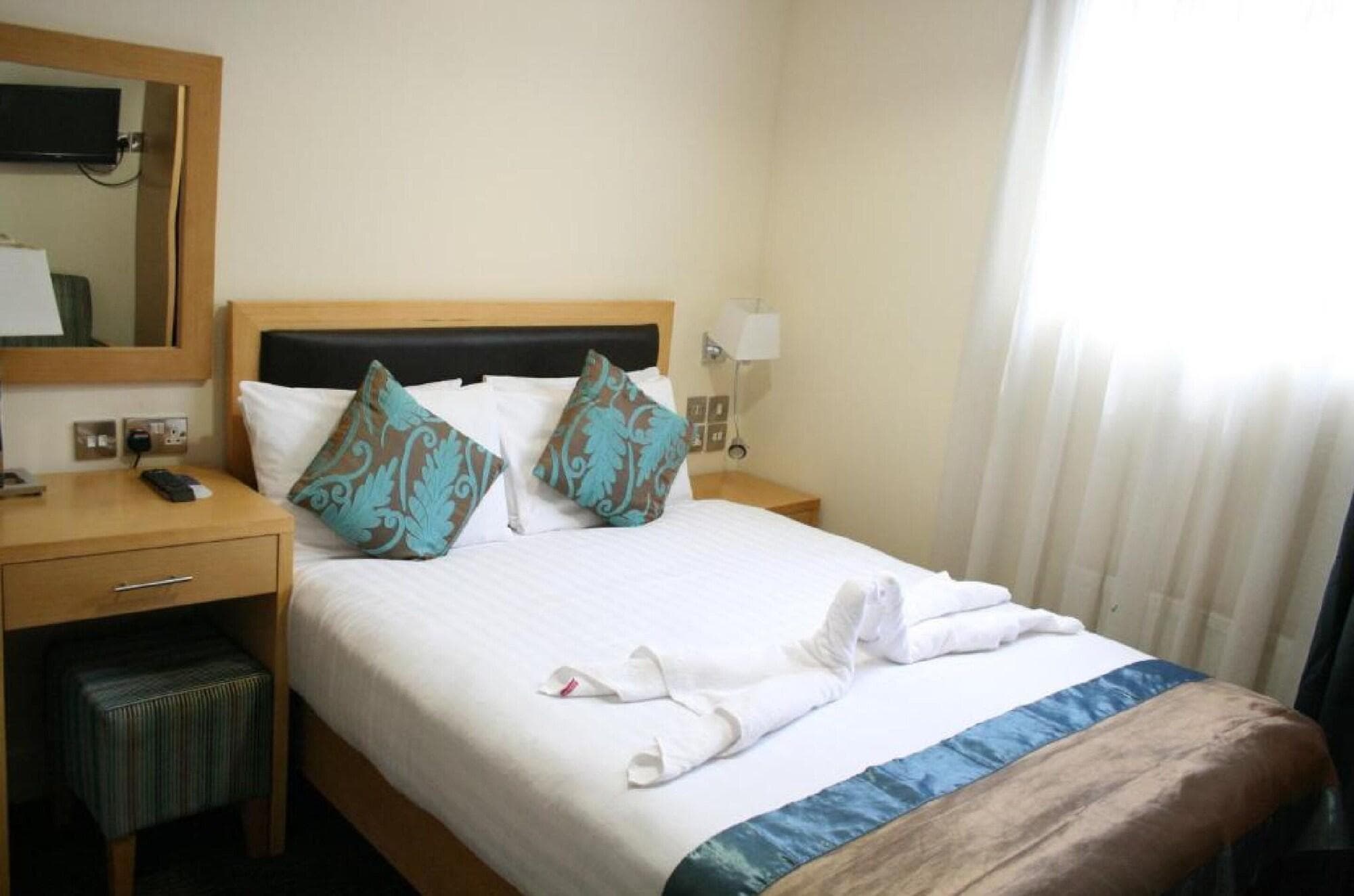 The Cromwell Crown, Room