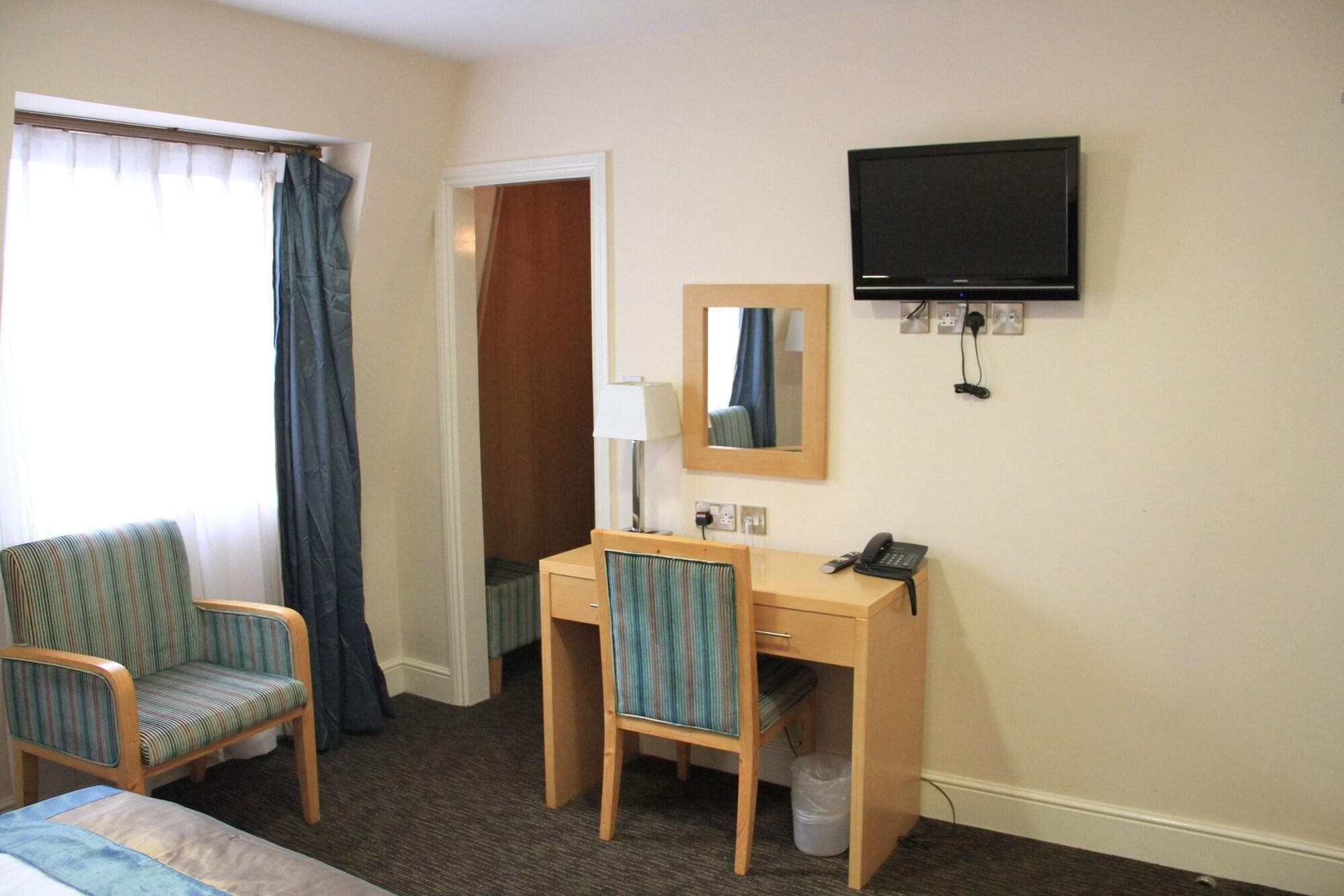 The Cromwell Crown, Room