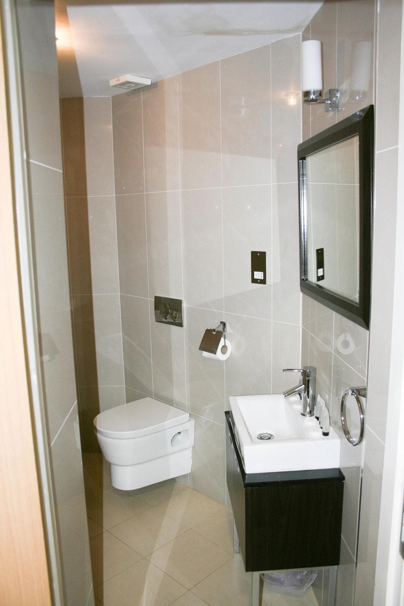 The Cromwell Crown, Room