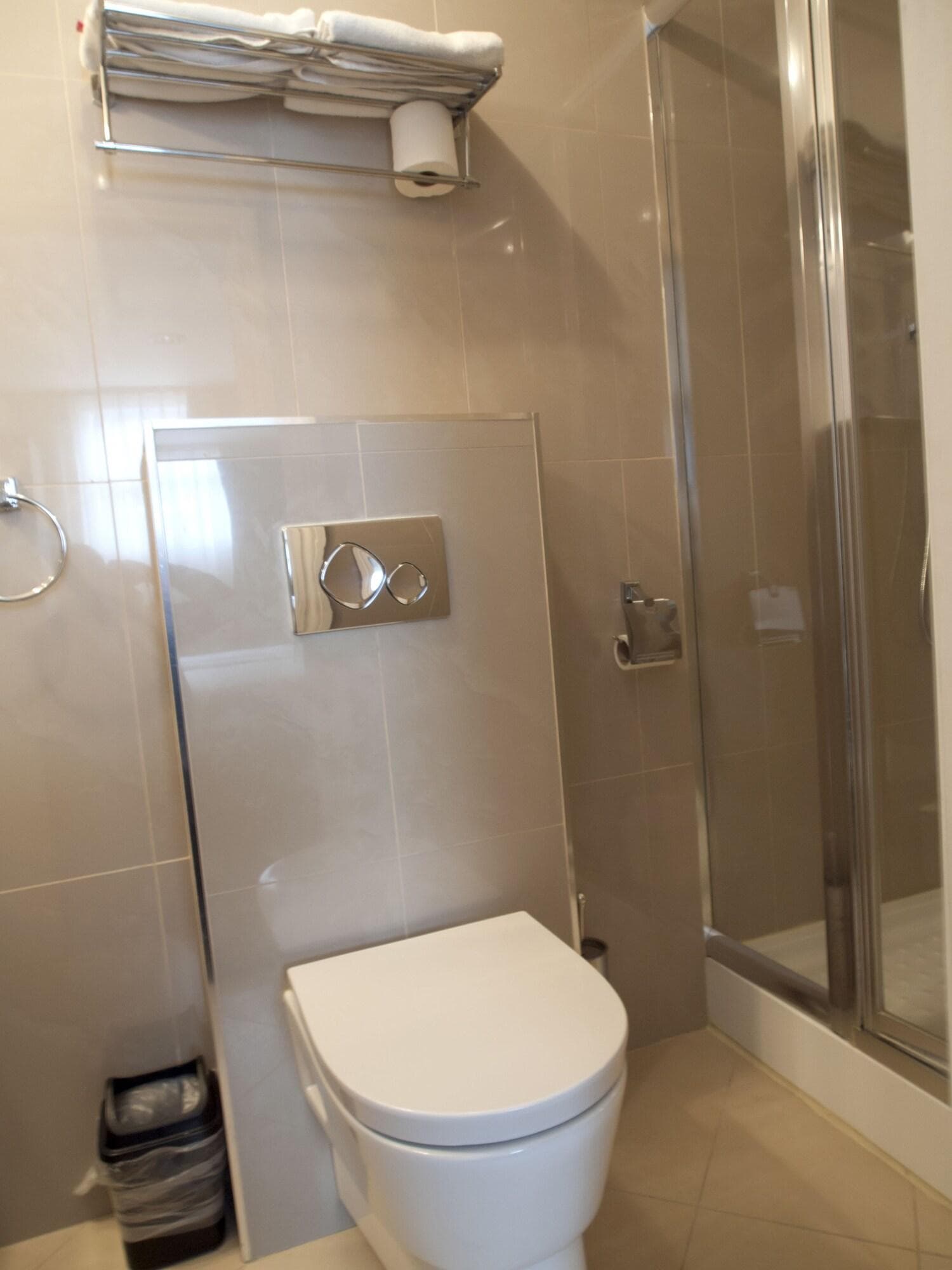 The Cromwell Crown, Room