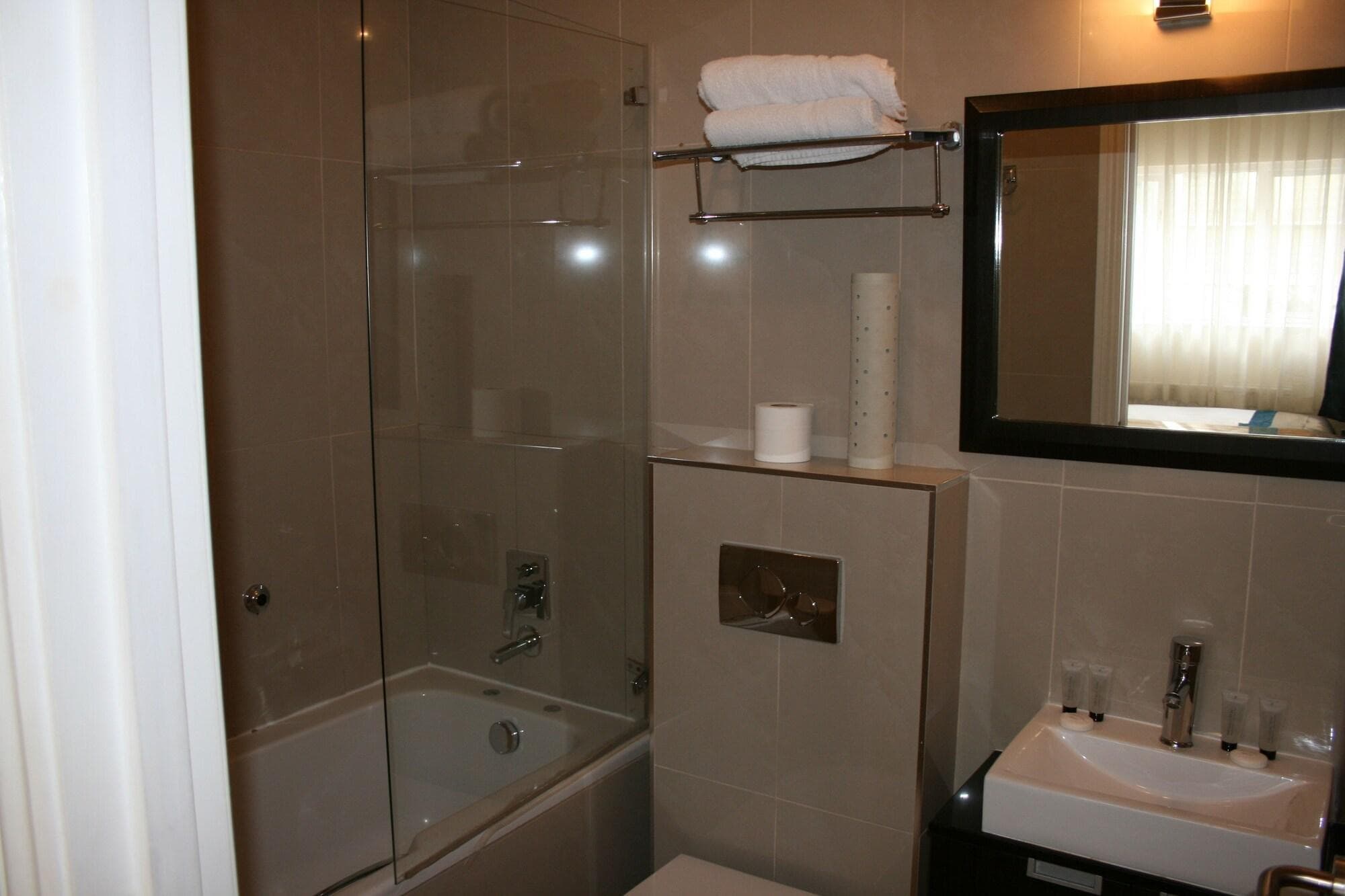 The Cromwell Crown, Room