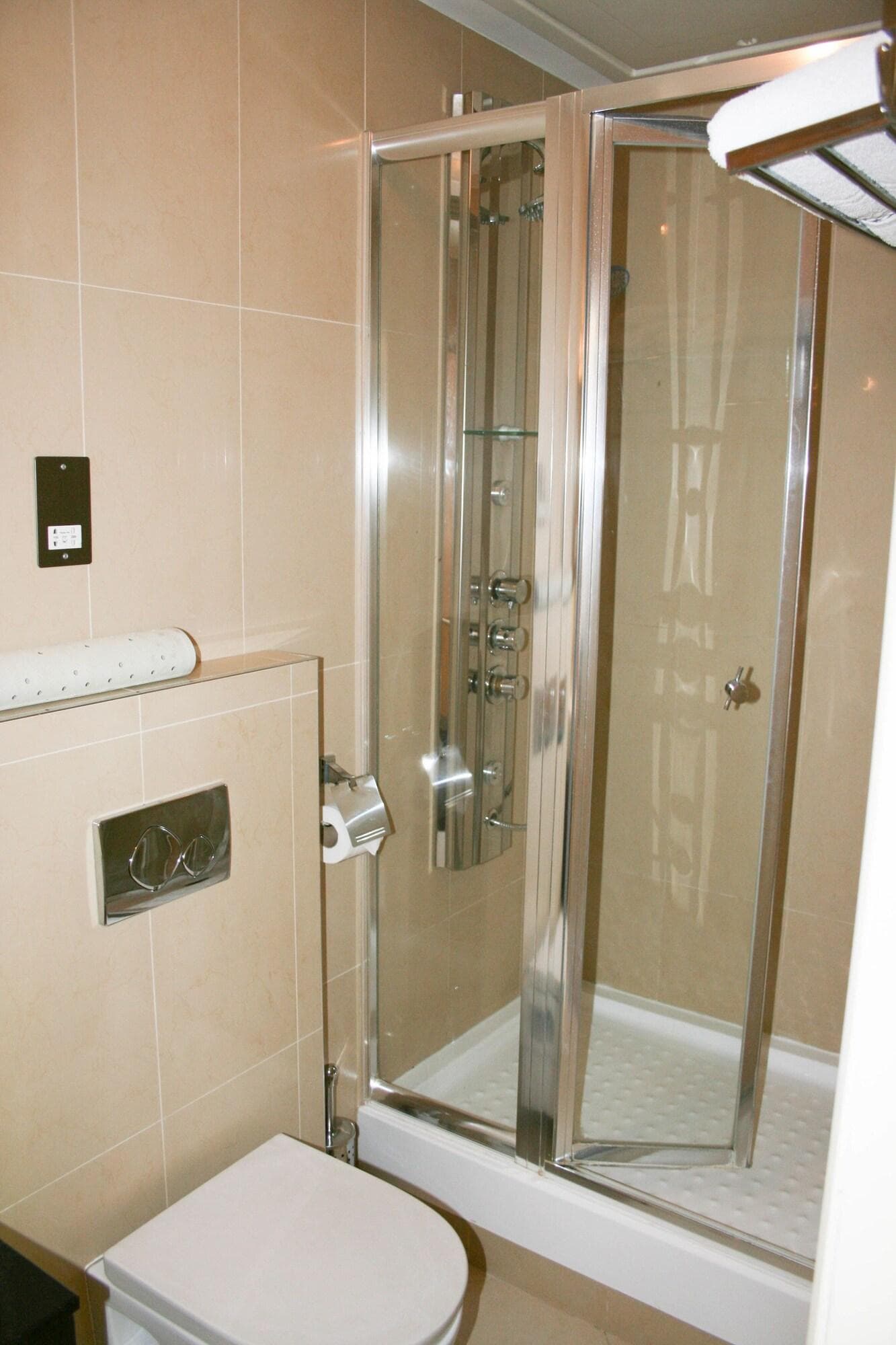 The Cromwell Crown, Room