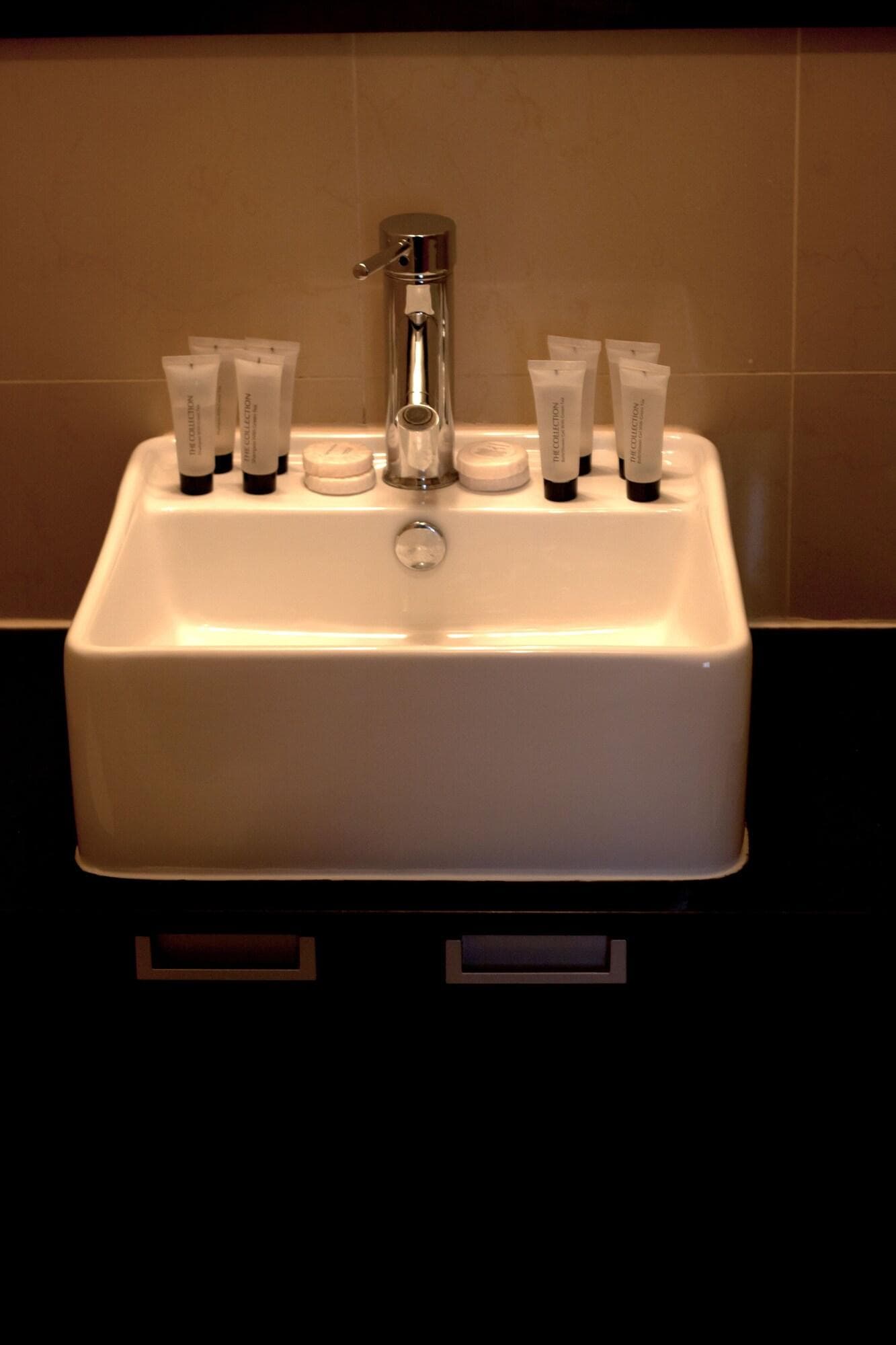 The Cromwell Crown, Room