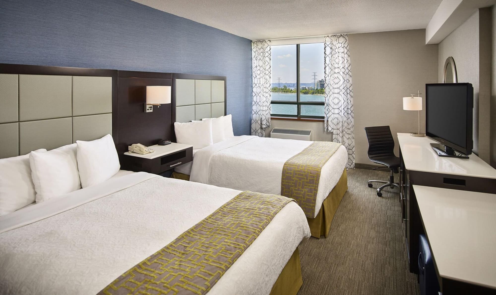 Waterfront Downtown Burlington, Room