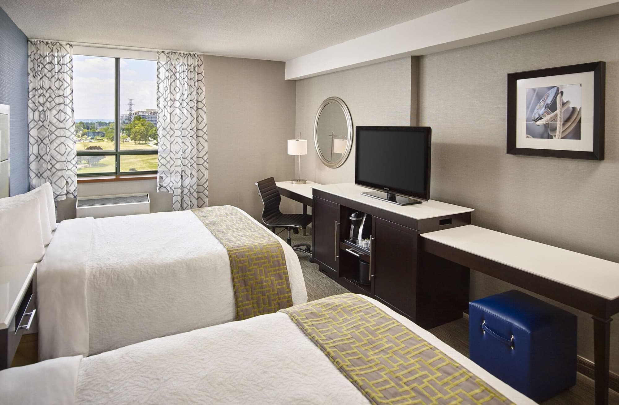 Waterfront Downtown Burlington, Room