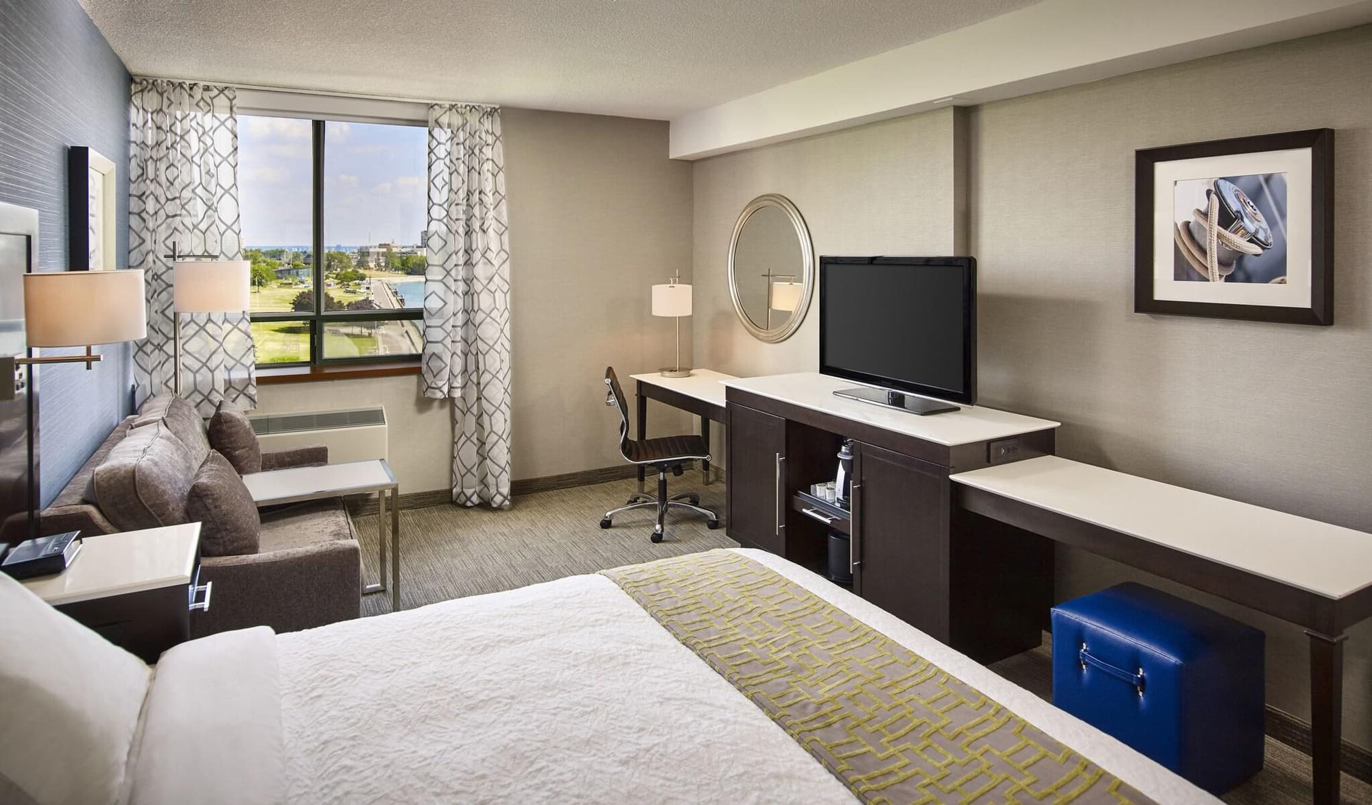 Waterfront Downtown Burlington, Room