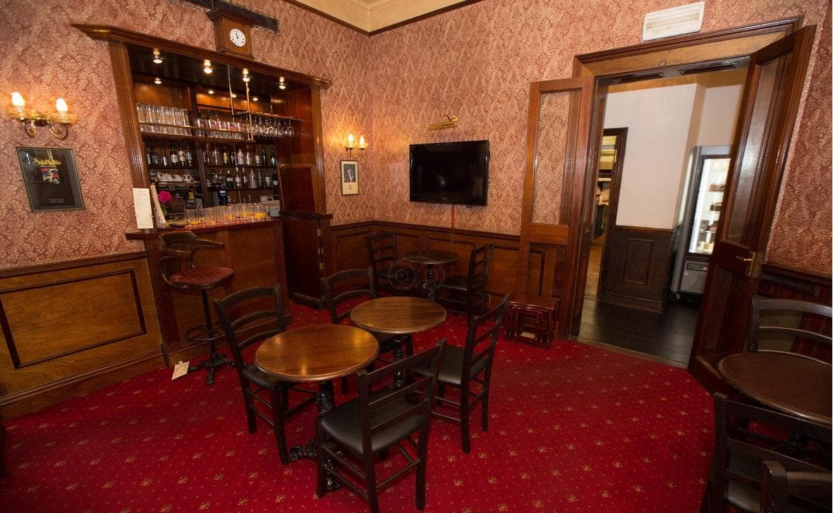 London Elizabeth, Bar