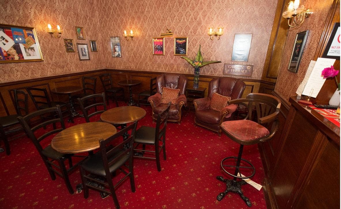 London Elizabeth, Bar