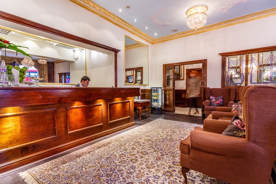 London Elizabeth, Lobby