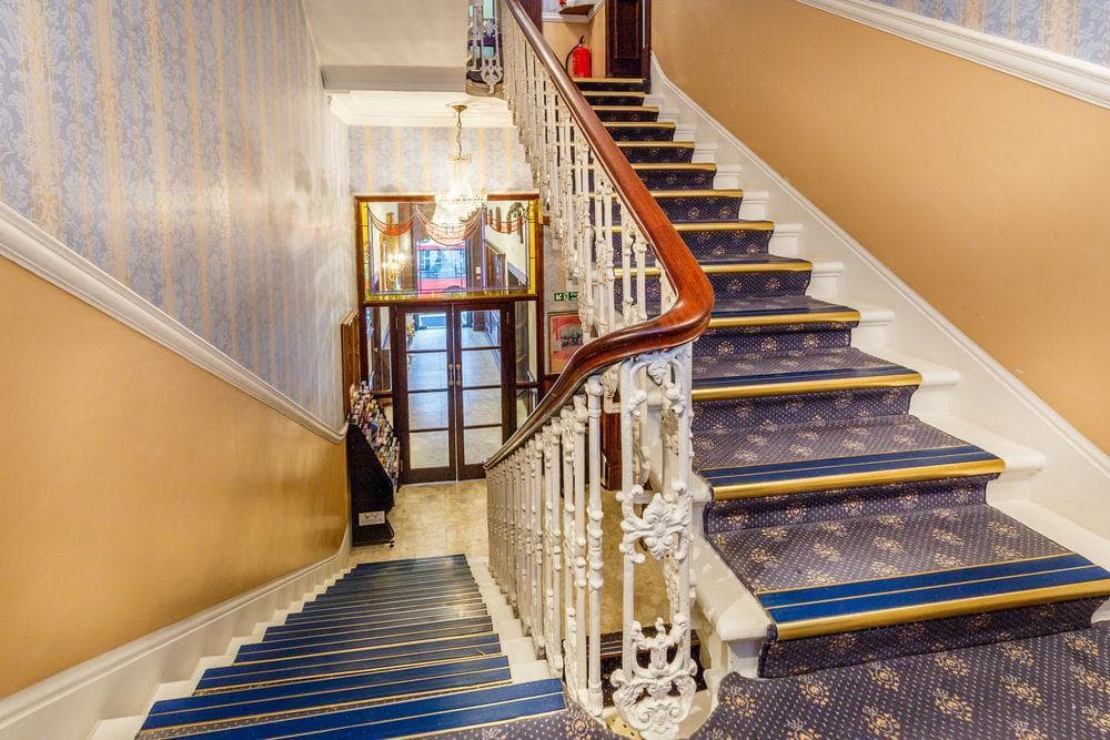 London Elizabeth, Lobby