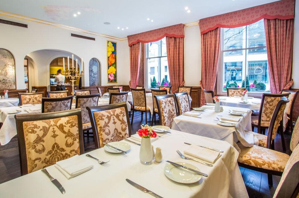 London Elizabeth, Restaurant