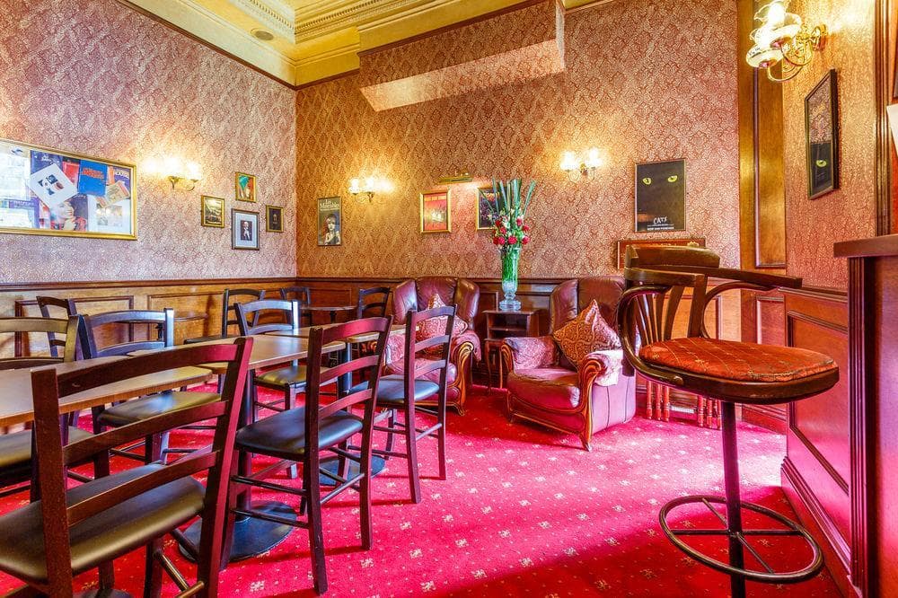 London Elizabeth, Restaurant