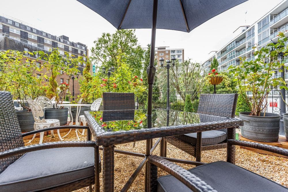 London Elizabeth, Restaurant