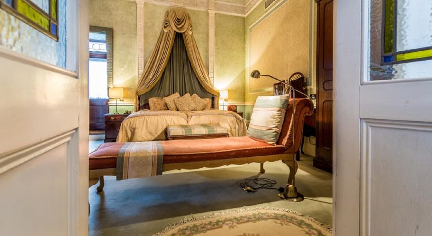 London Elizabeth, Room